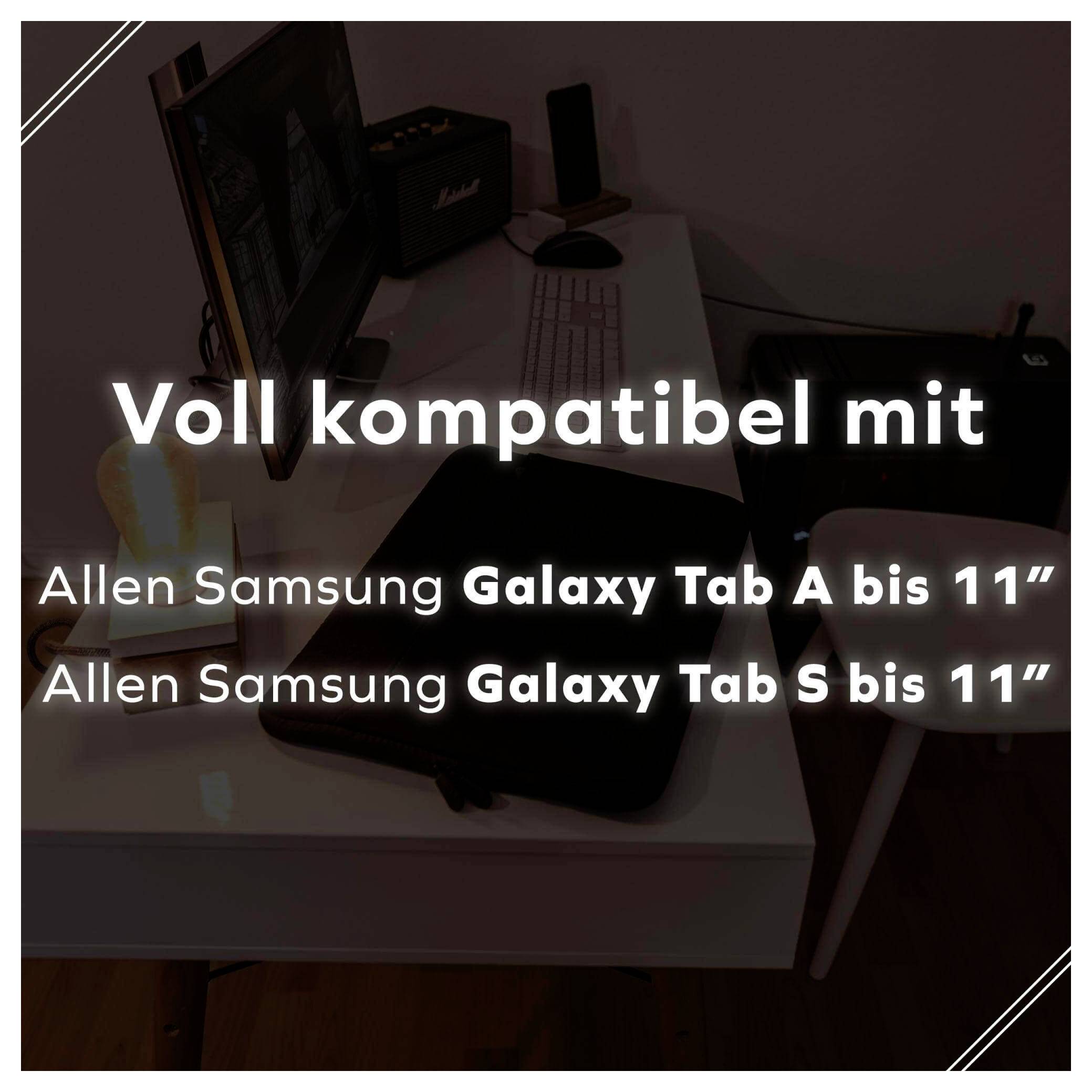 Stůl s monitorem, klávesnicí a lampou. Text v češtině: 'Plně kompatibilní se všemi Samsung Galaxy Tab A až 11", všemi Samsung Galaxy Tab S až 11".'