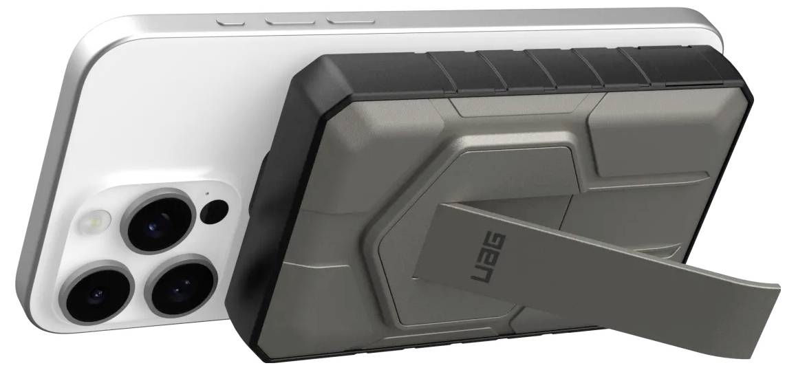Smartphone v odolném ochranném pouzdře s integrovaným stojánkem, umístěný horizontálně na bílém pozadí.