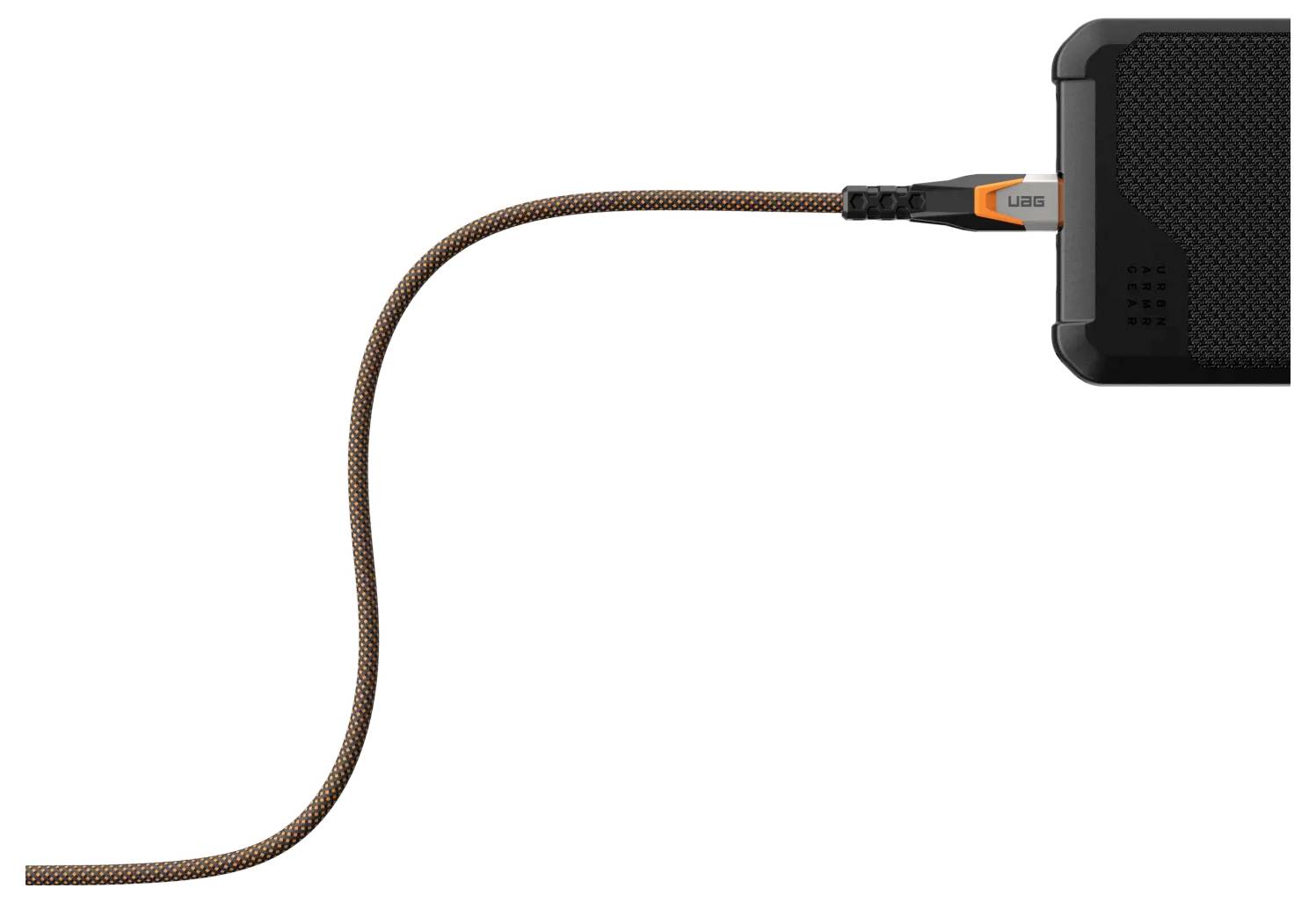 Propletený kabel se připojuje k černému obdélníkovému pevnému disku, což naznačuje přenos dat nebo nabíjení.