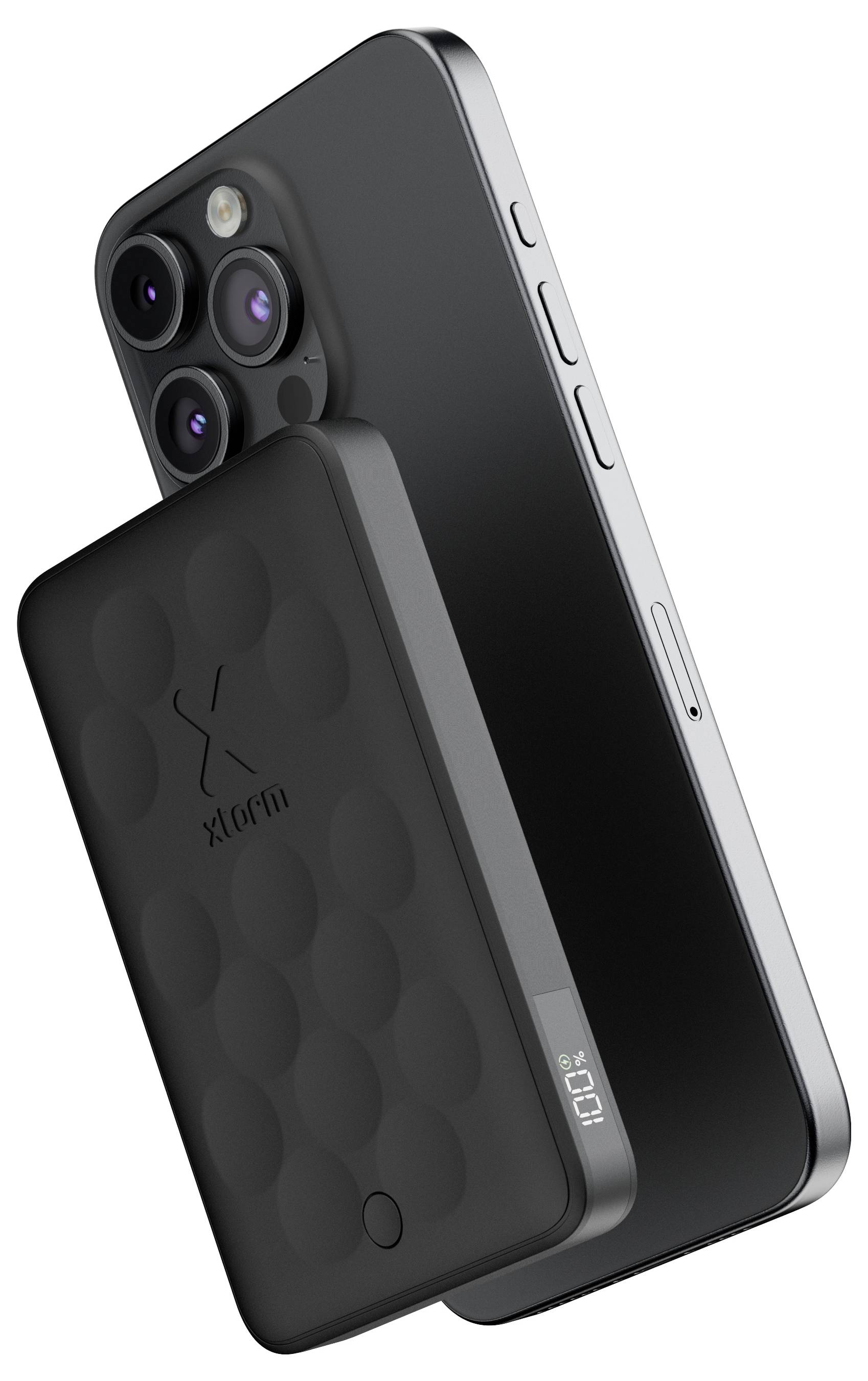 Černý smartphone s trojitým fotoaparátem a obdélníkovým bezdrátovým nabíjením připevněným na zadní straně, zobrazující logo značky a LED indikátor.