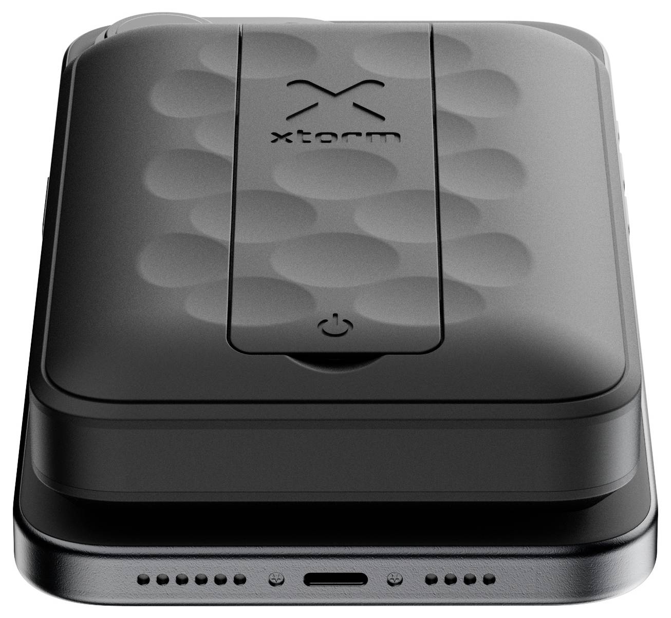 Černá bezdrátová powerbanka Xtorm položená na smartphonu, s texturovaným povrchem a tlačítkem napájení, znázorňující schopnost bezdrátového nabíjení.