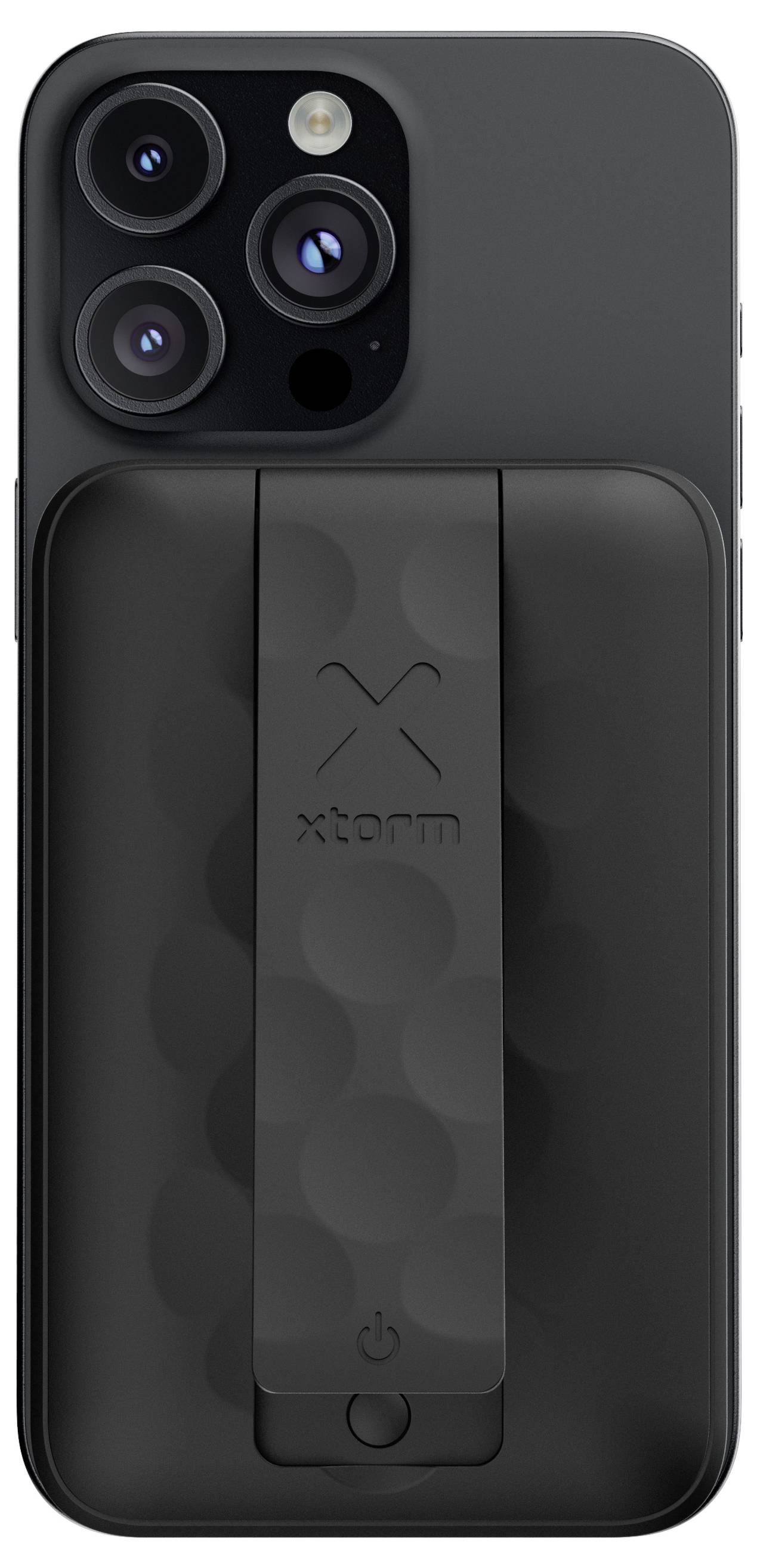 Černý smartphone se třemi objektivy na zadní straně, připojený k elegantní černé powerbance Xtorm s rukojetí.