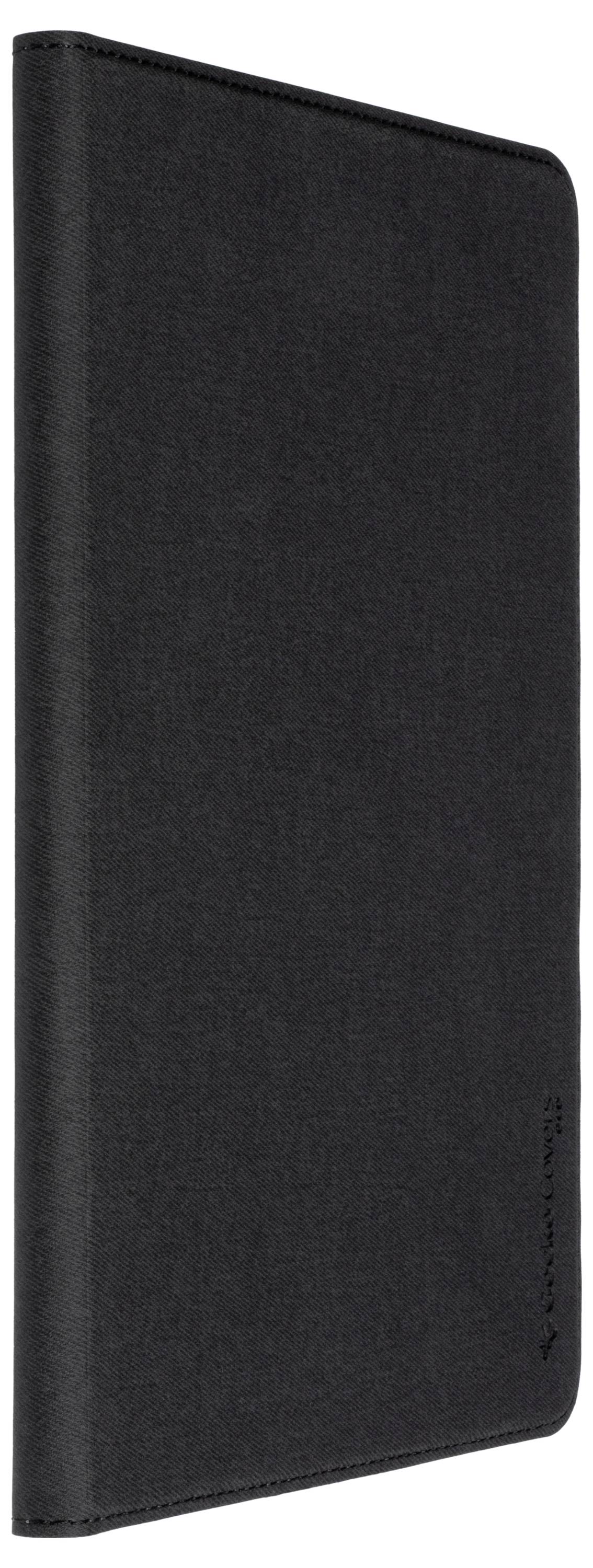 Černý, štíhlý, uzavřený obal na knihu nebo tablet, pohled z boku, který ukazuje jeho hladkou texturu a minimalistický design.