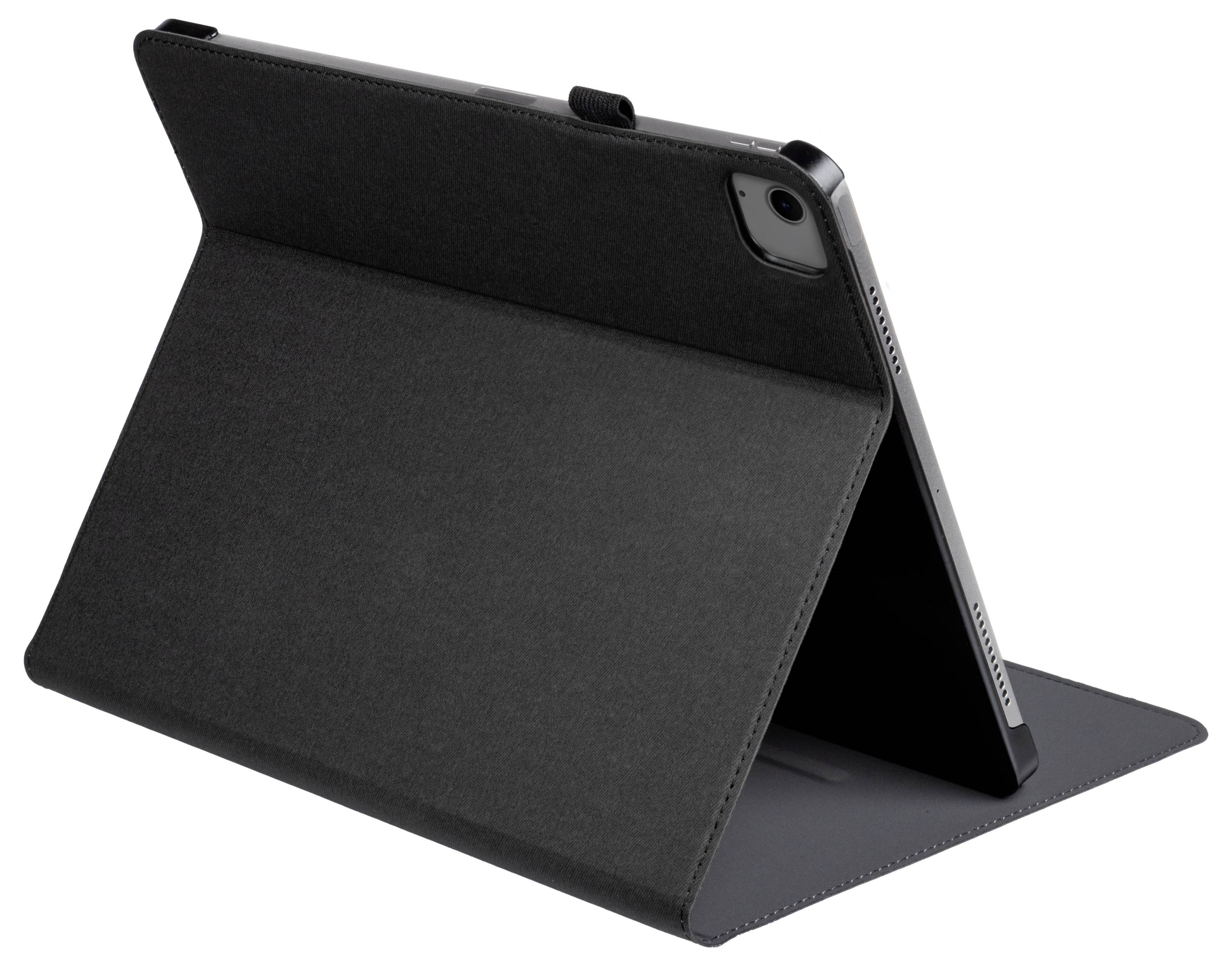 Černý tablet v ochranném pouzdře, postavený pod úhlem pro lepší sledování, zobrazující zadní kameru a větrací otvory reproduktoru na straně.