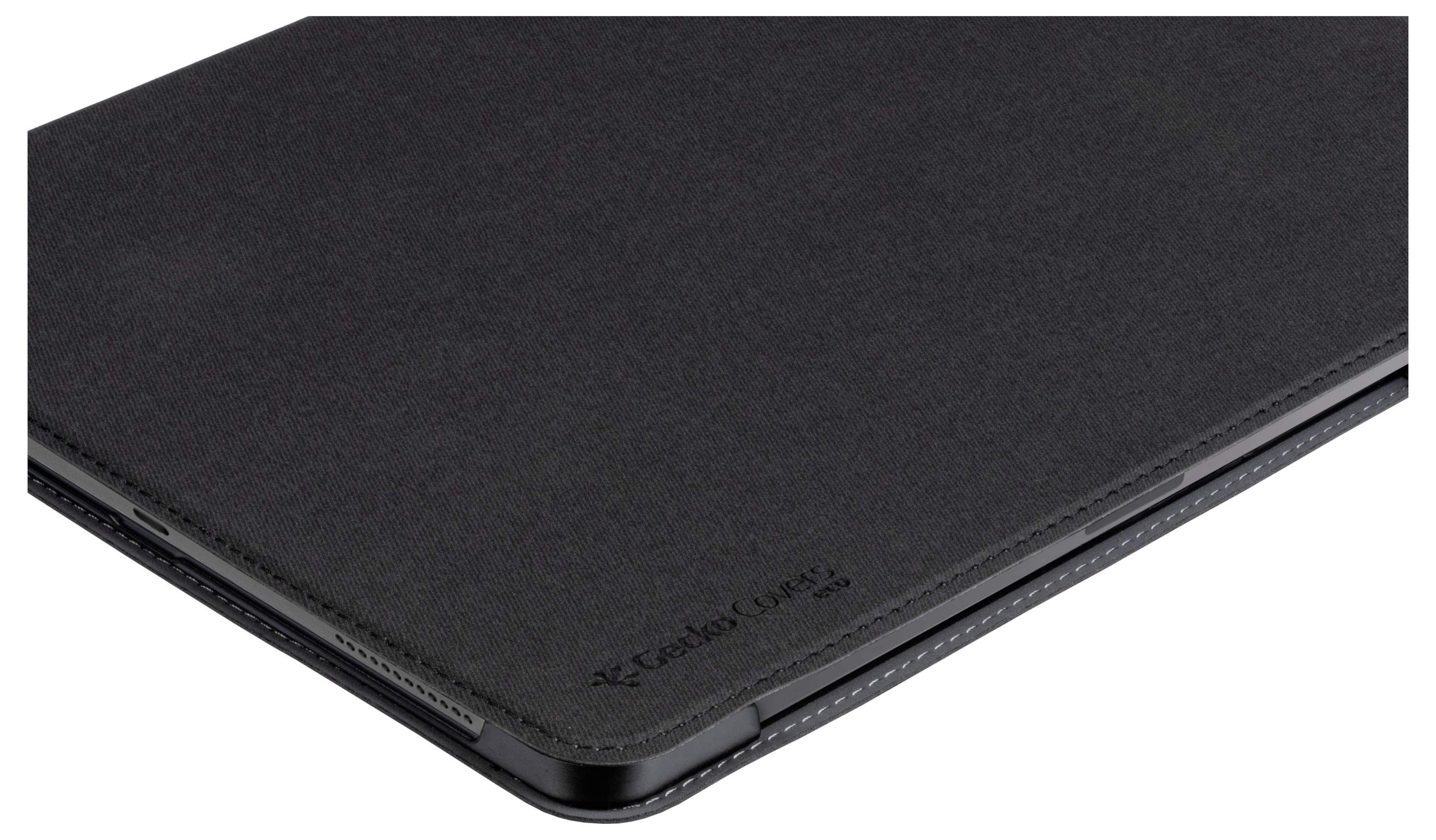 Černý ochranný obal na tablet s prošívaným okrajem a malým vytlačeným logem na obalu, navržený k bezpečnému uchycení a ochraně zařízení.