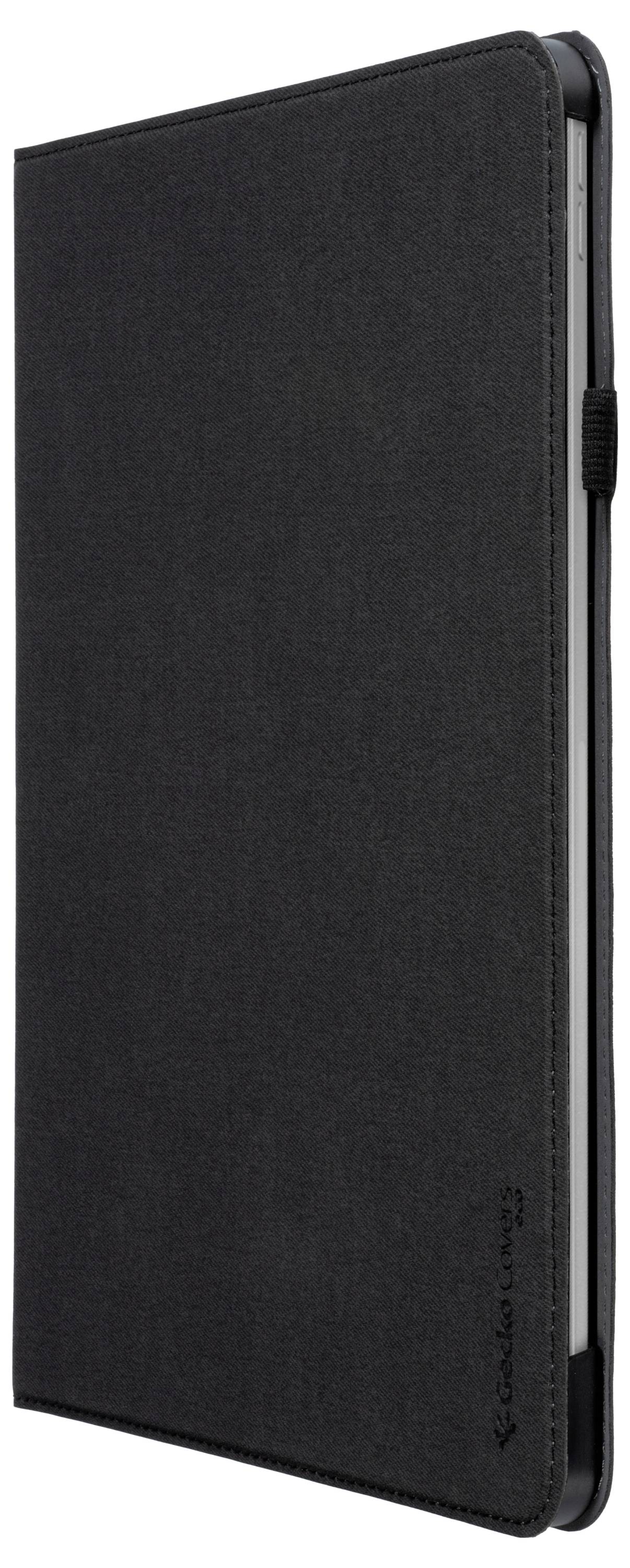 Černé desky na tablet ve formátu folio, zobrazené v zavřeném stavu s elegantním designem, poskytující ochranu a styl. Na hřbetě je viditelné firemní označení.