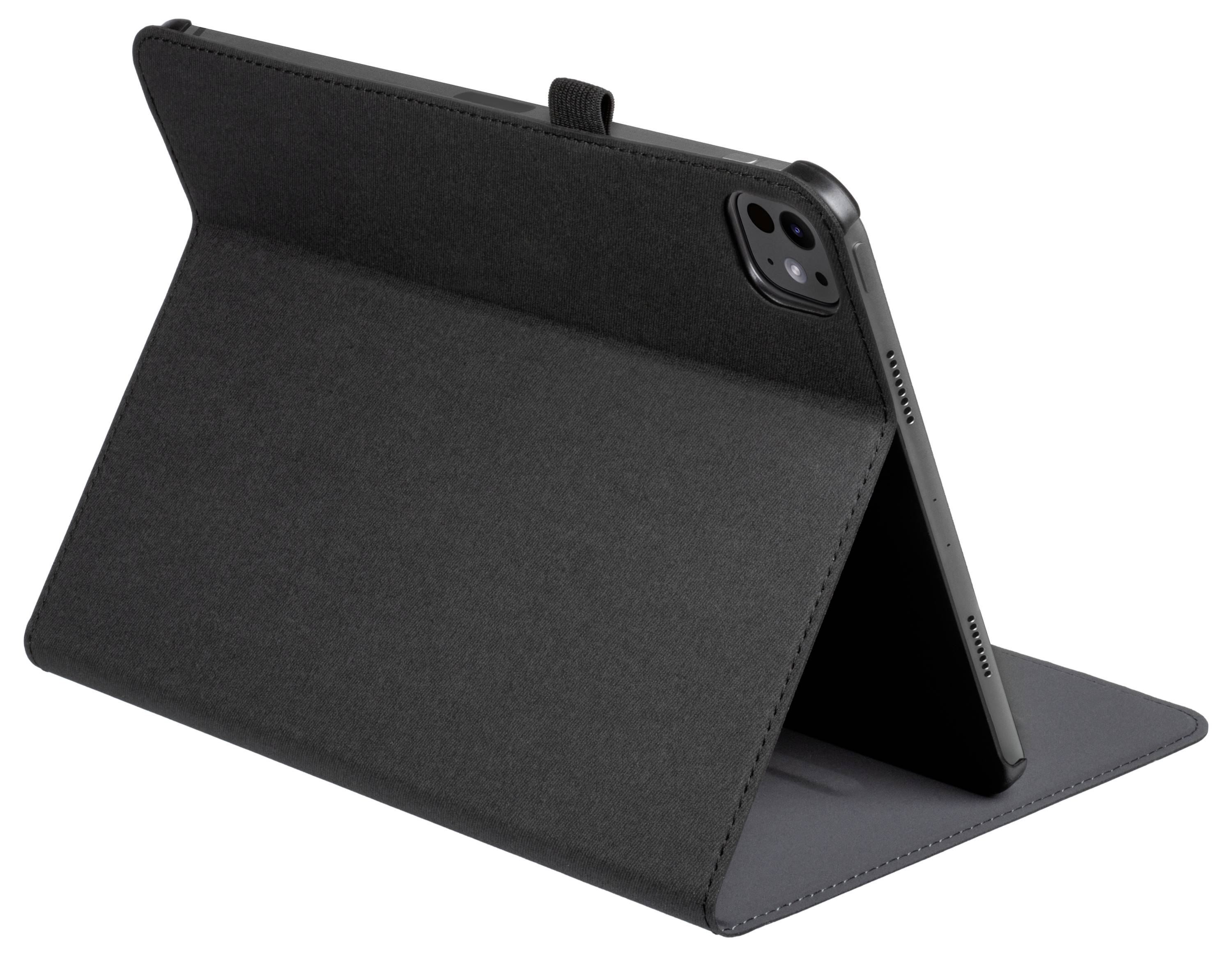 Tablet je opřený pomocí černého skládacího obalu, pohled zezadu.
