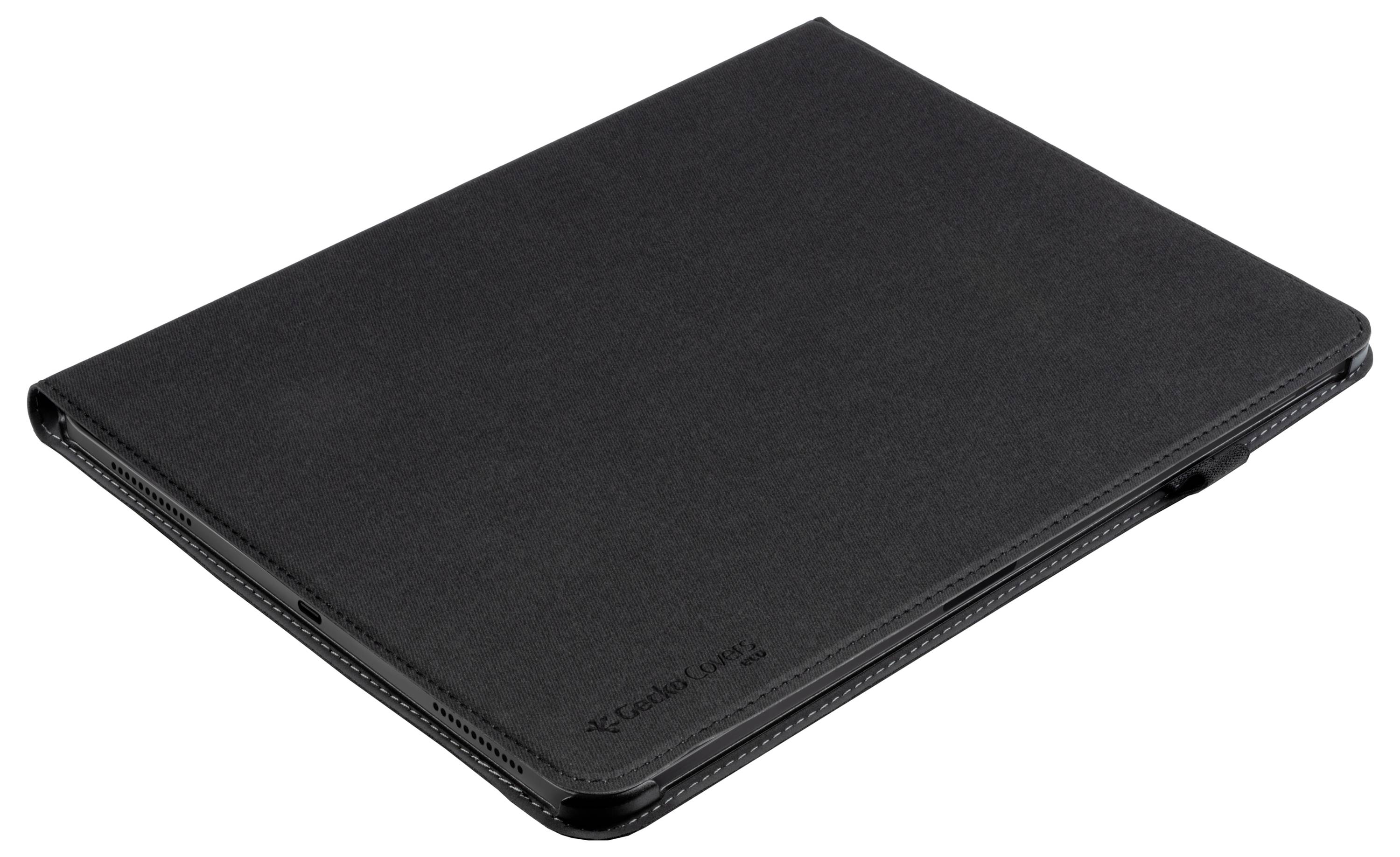 Uzavřený černý kožený obal na tablet, pohled z úhlu, zobrazující jeho štíhlý profil a prošívané okraje.