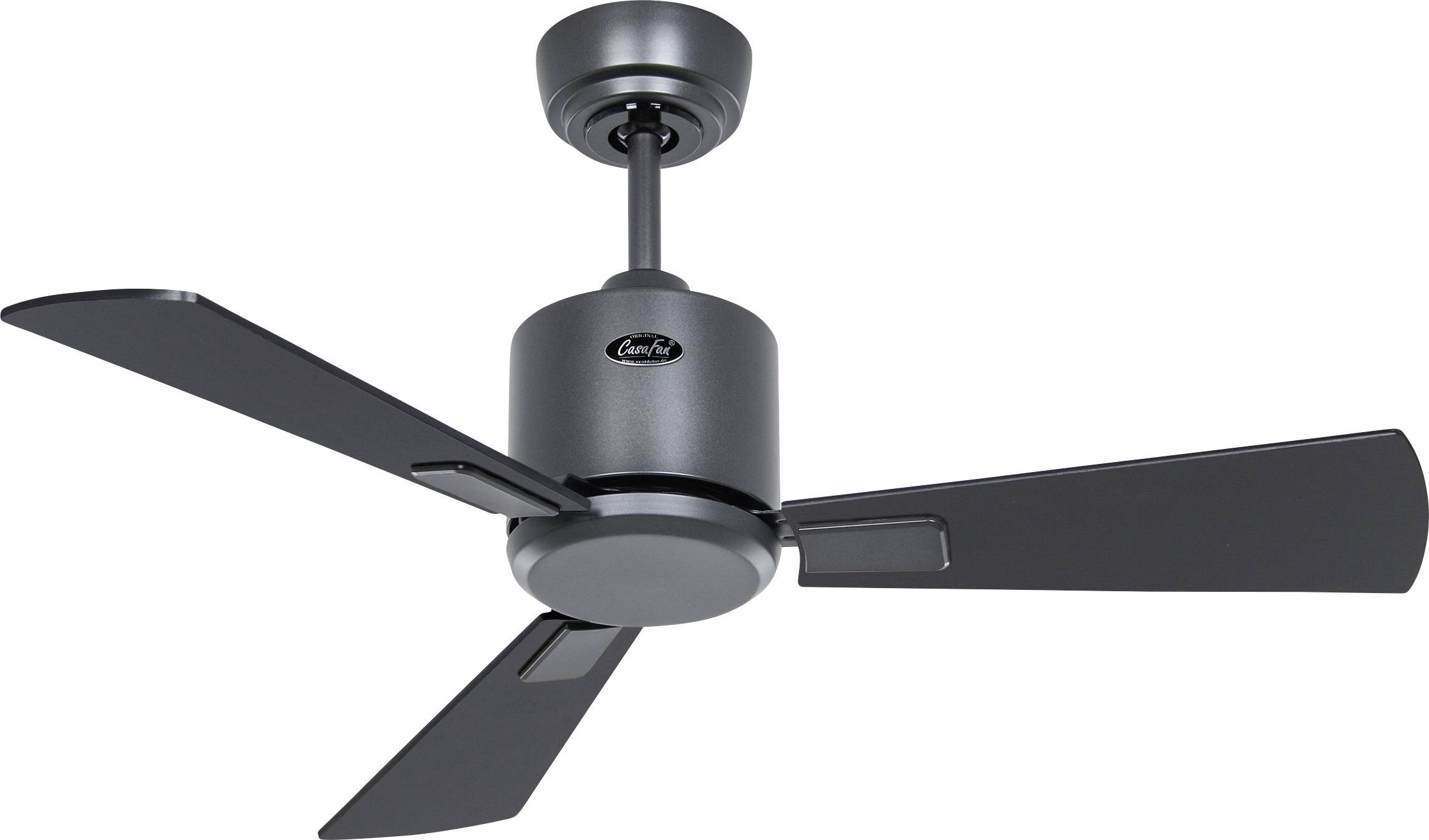 Moderní černý stropní ventilátor se třemi lopatkami, namontovaný na krátké tyči, zobrazený na jednoduchém bílém pozadí.