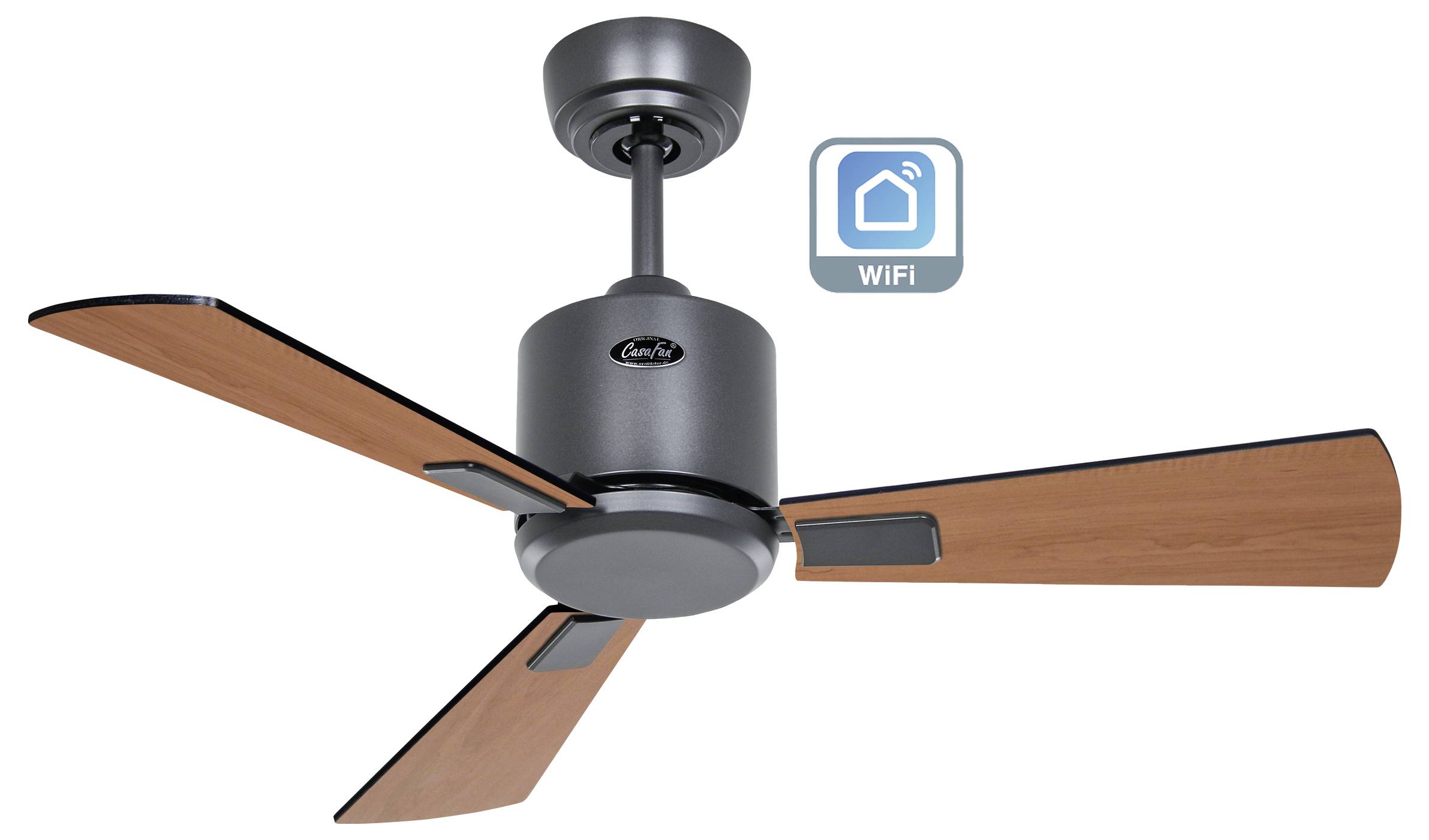 Stropní ventilátor se třemi dřevěnými lopatkami a šedým krytem motoru, s ikonou WiFi označující možnosti chytrého připojení.