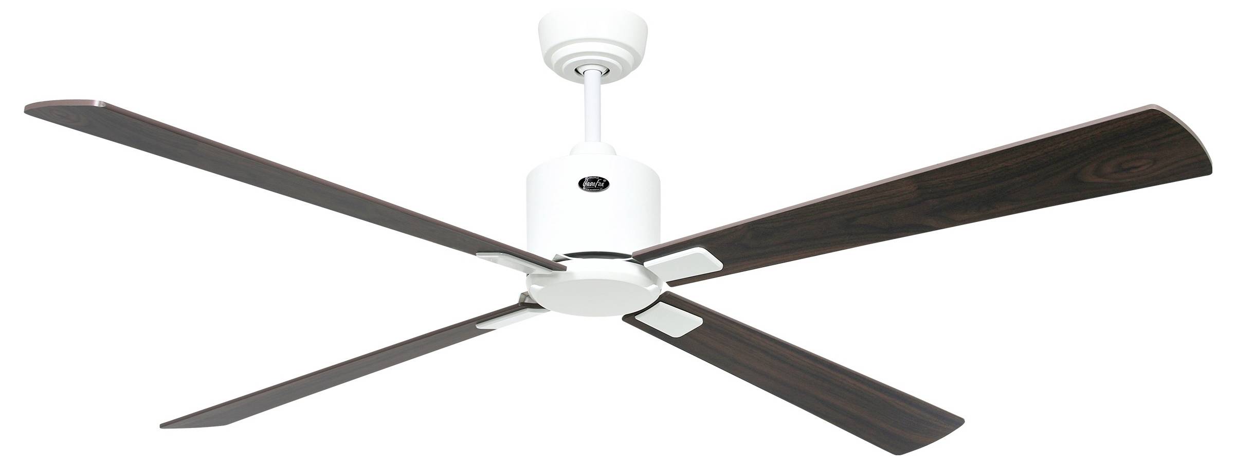 Bílý stropní ventilátor se čtyřmi lopatkami z tmavého dřeva namontovaný na bílém stropě.