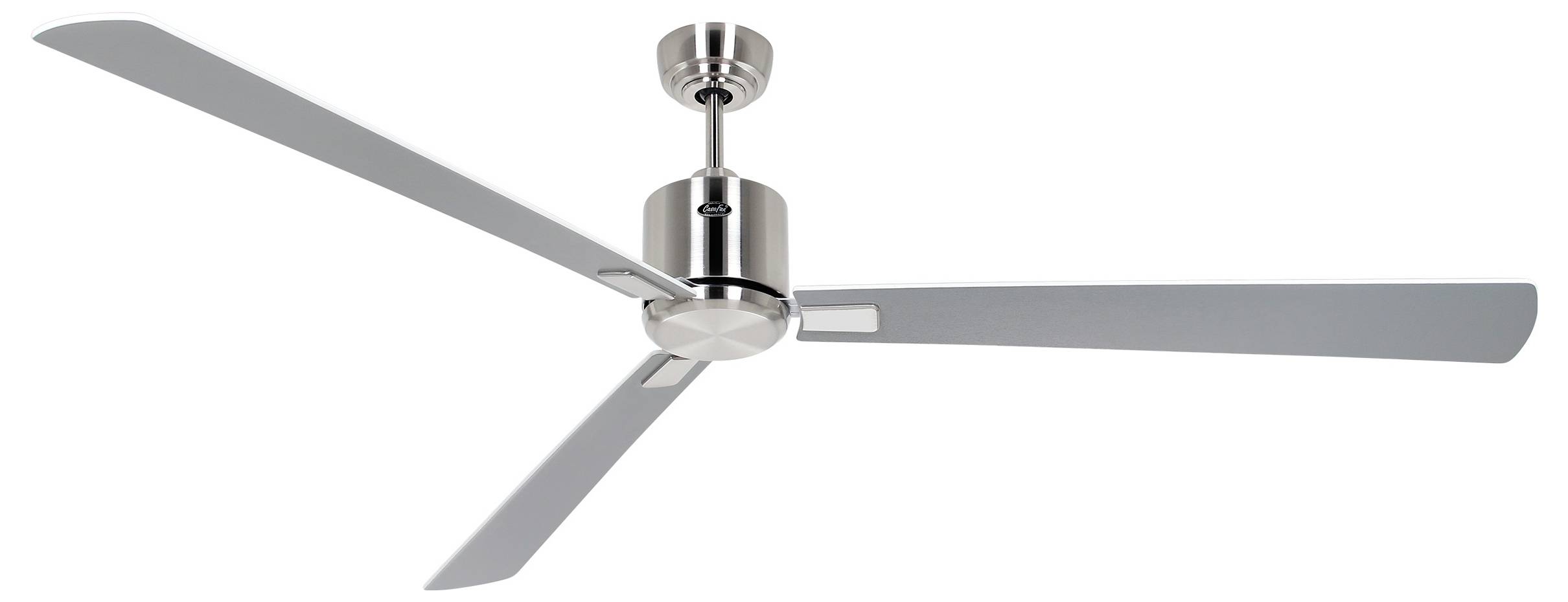 Moderní stropní ventilátor se třemi elegantními stříbrnými lopatkami a kovovým povrchem, navržený pro efektivní cirkulaci vzduchu ve vnitřních prostorách.