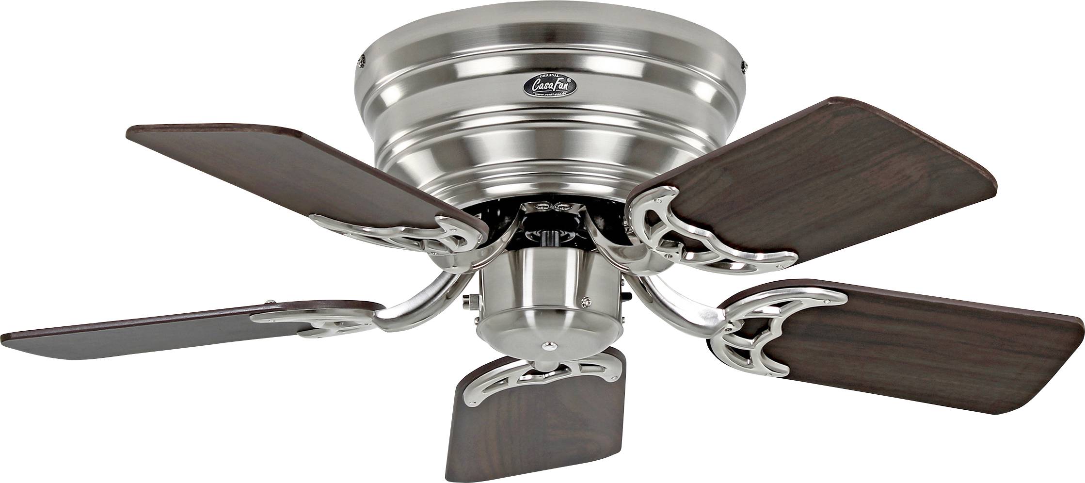 Stropní ventilátor s povrchem z broušeného kovu a čtyřmi tmavě hnědými dřevěnými lopatkami.