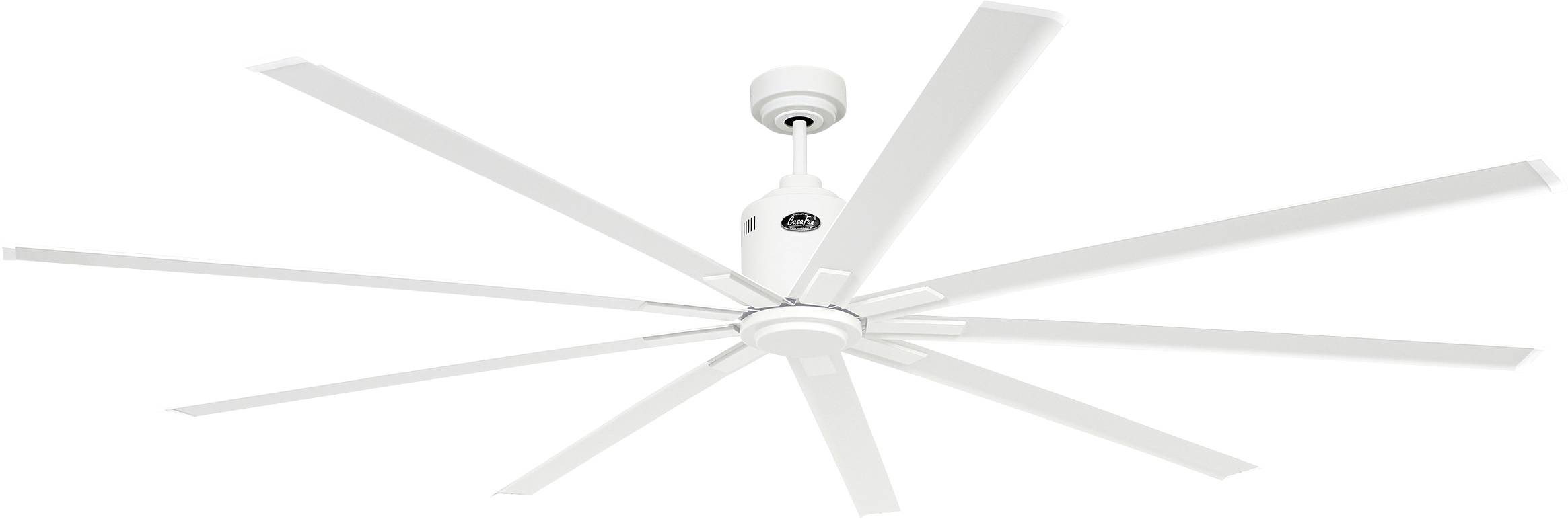 Velký, bílý stropní ventilátor s osmi dlouhými lopatkami, připevněný k bílému stropu, určený pro cirkulaci vzduchu na velkých plochách.
