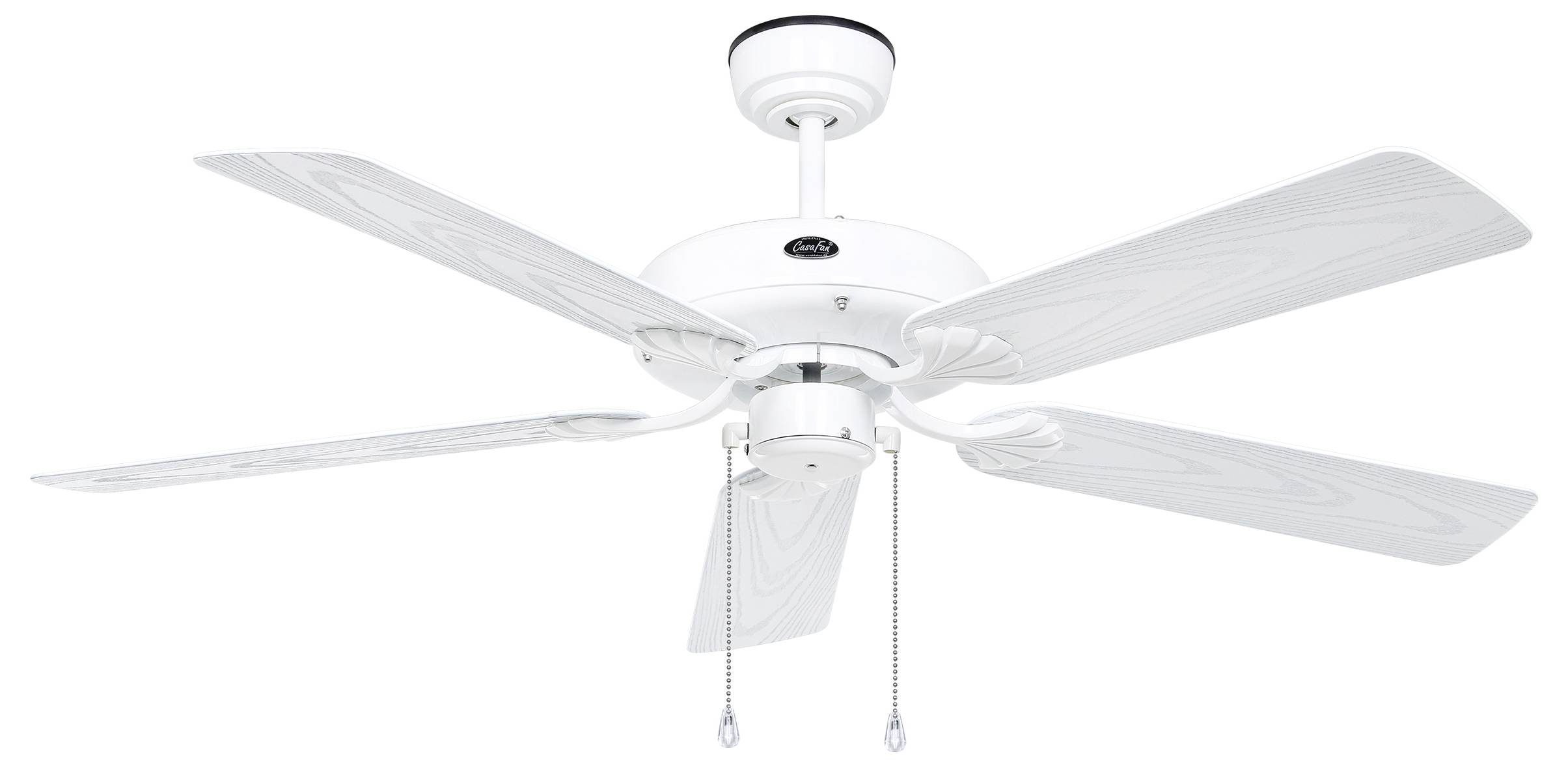 Bílý stropní ventilátor s pěti lopatkami a ovládacími řetízky visí ze stropu.