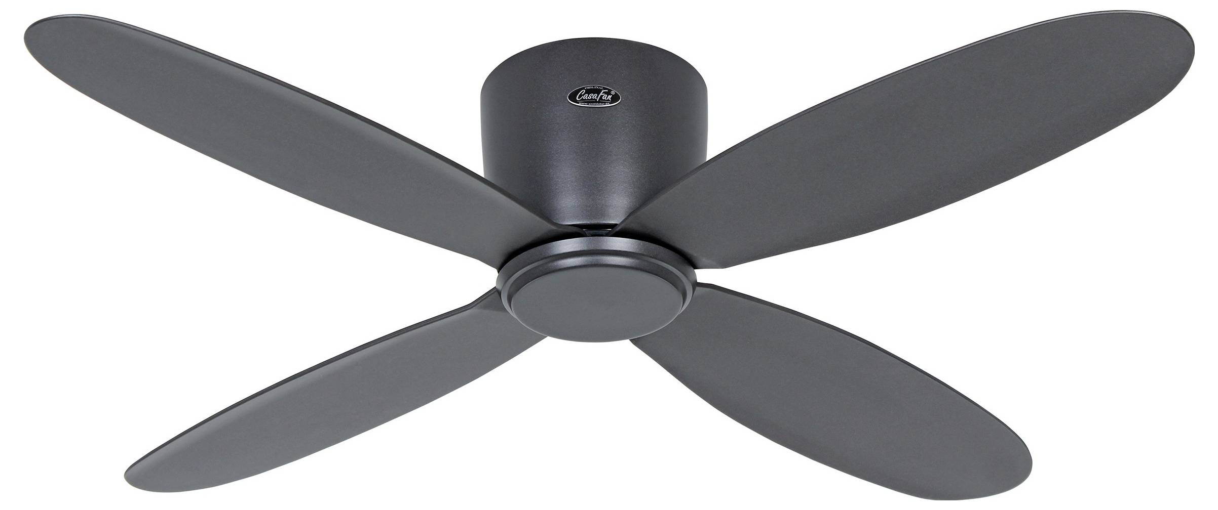 Matně černý stropní ventilátor se čtyřmi širokými lopatkami, pohled zdola, vycentrovaný na jednoduchém pozadí.