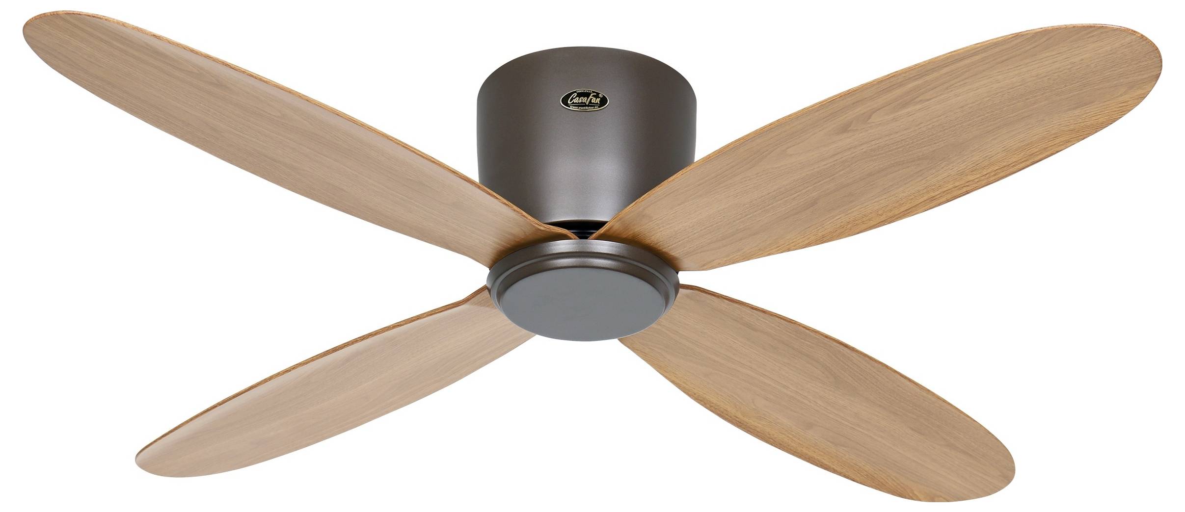 Moderní stropní ventilátor se čtyřmi dřevěnými lopatkami a tmavým centrálním tělesem, navržený tak, aby doplnil současný interiér místnosti.