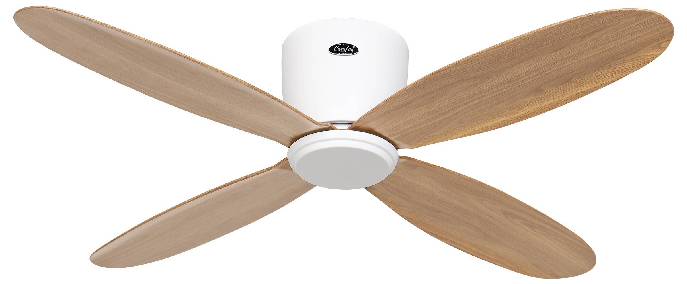 Stropní ventilátor s bílým základem a čtyřmi dřevěnými lopatkami, navržený pro efektivní cirkulaci vzduchu a vylepšení moderní výzdoby.