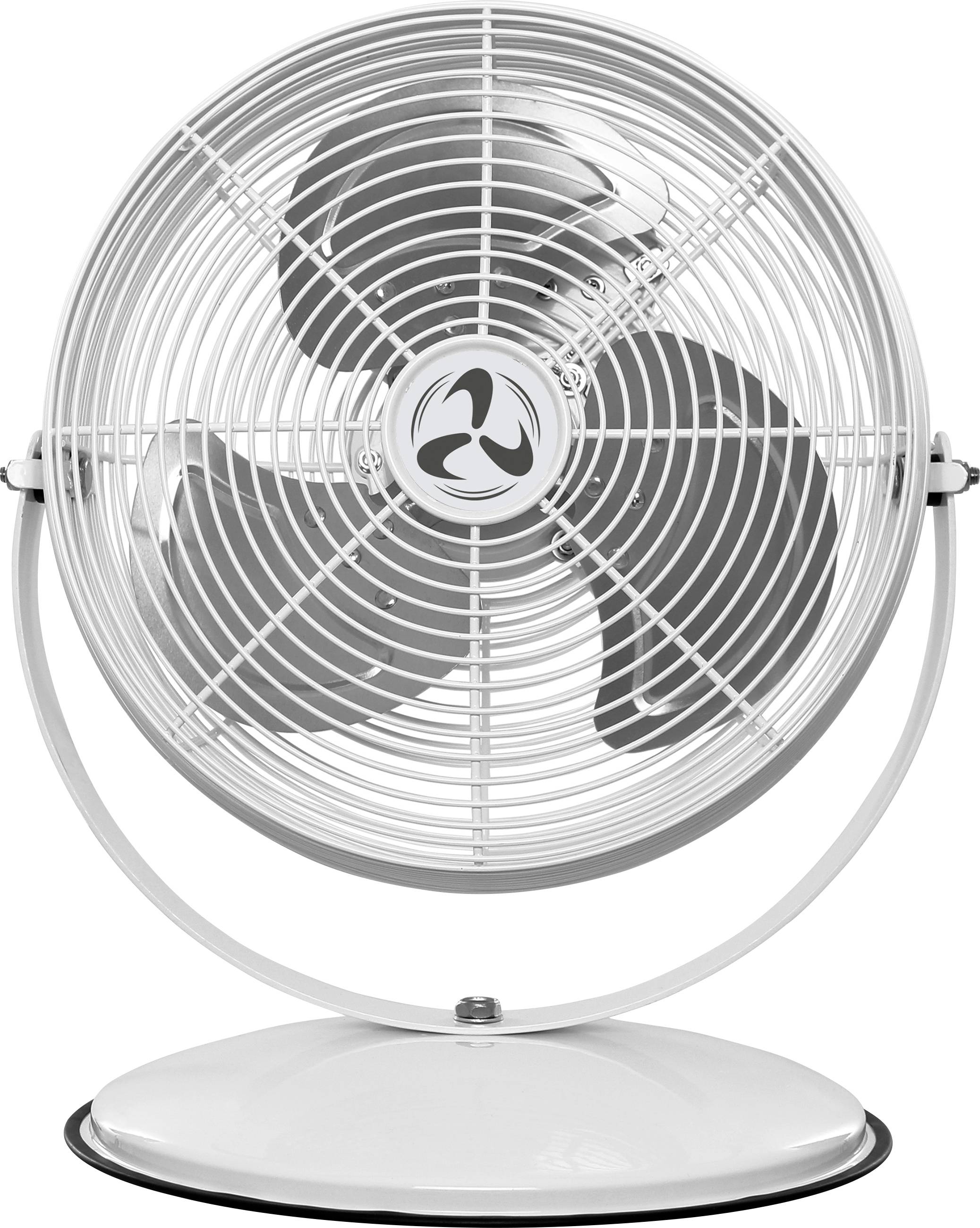 Bílý oscilační stolní ventilátor s kovovým krytem a třemi listy, umístěný na zakřiveném stojanu. Ventilátor je vypnutý.