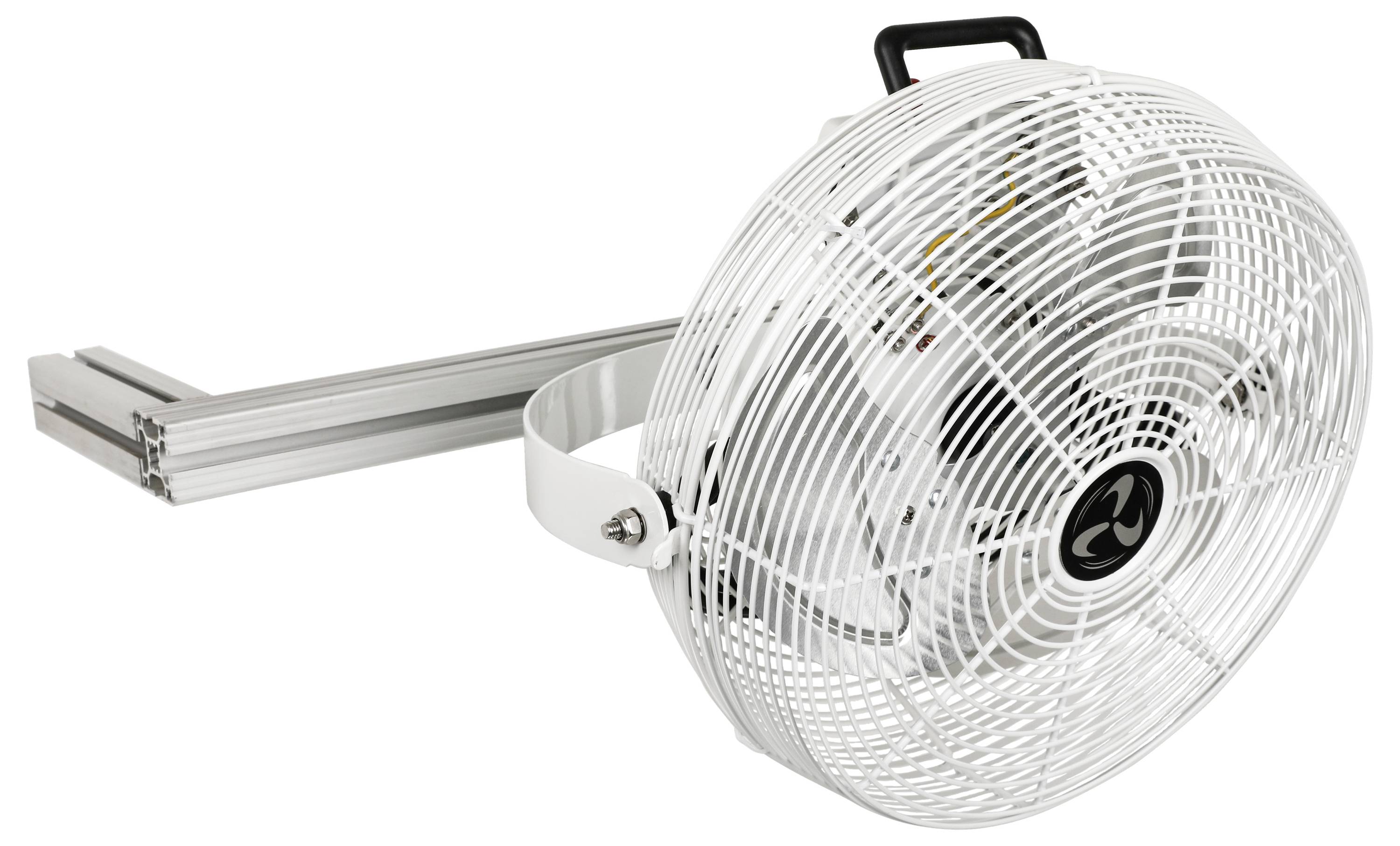Bílý průmyslový ventilátor s kovovou ochrannou mřížkou, namontovaný na stříbrném horizontálním držáku, navržený pro nastavitelné polohování.