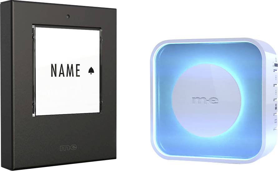 Černý nástěnný informační panel s textem 'JMÉNO' na levé straně, modře osvětlené čtvercové zařízení s logem 'me' na straně pravé, futuristický design.