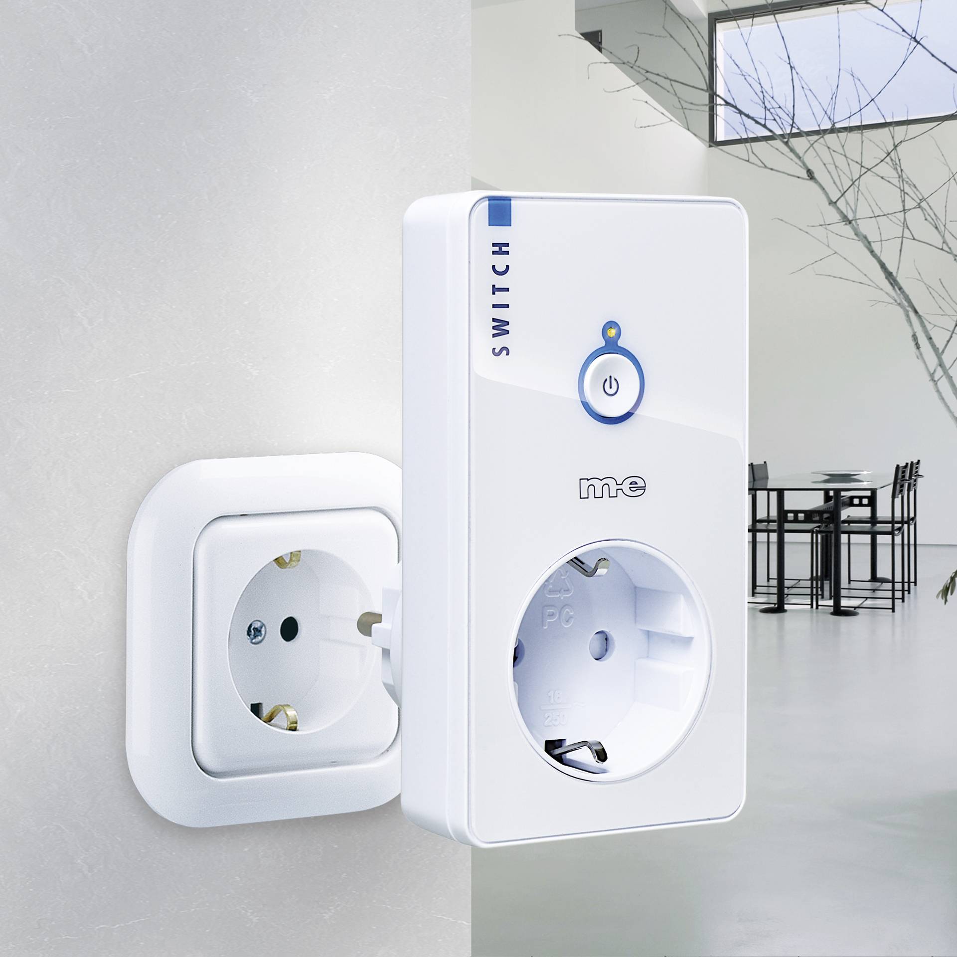 Chytrá zásuvka s označením 'Spínač' a tlačítkem napájení, zapojená do elektrické zásuvky ve zdi. V pozadí je vidět moderní místnost s jídelním stolem.