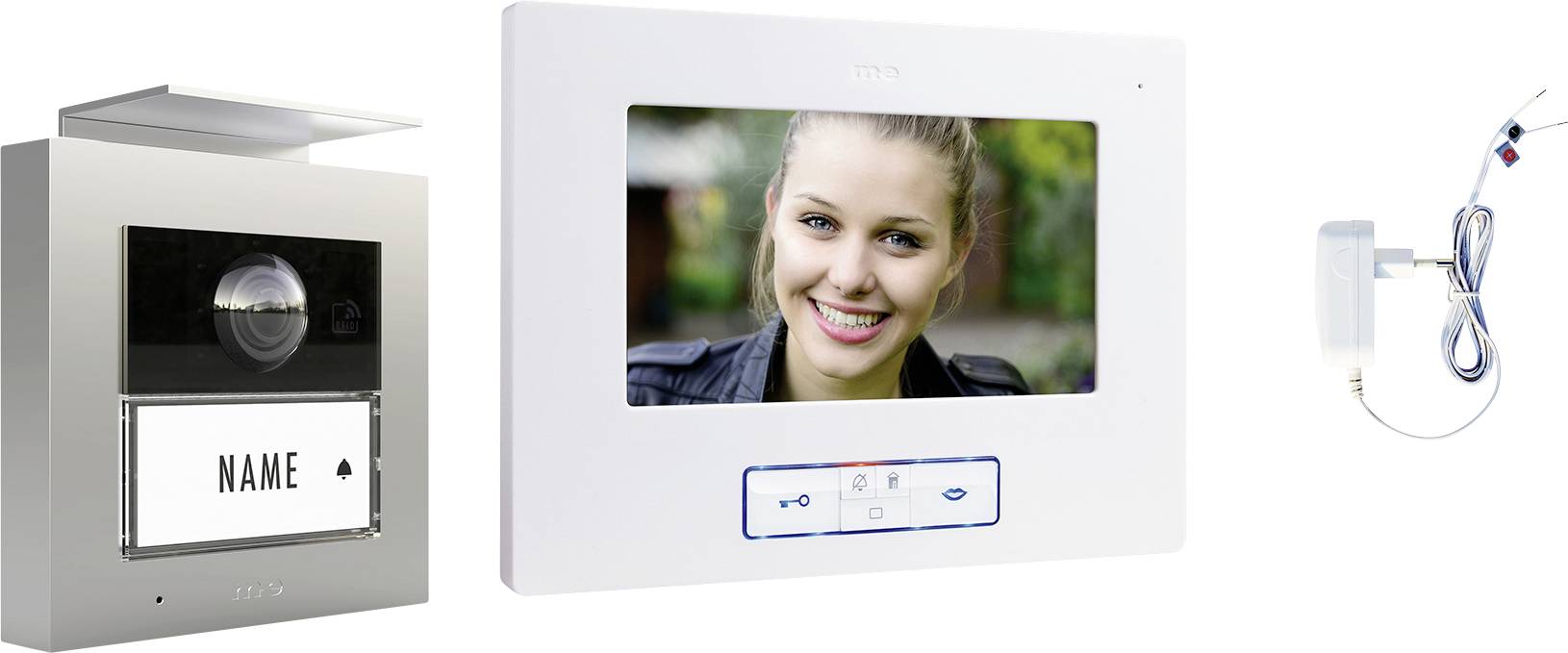 Intercoms systém s videokamerou, monitor zobrazující usměvavou osobu a nástěnná jednotka pro volání. Napájecí adaptér přiložen vpravo.