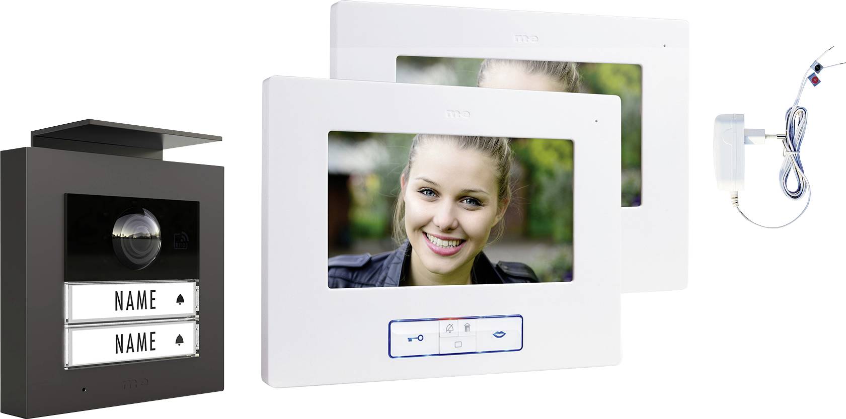 Videotelefon se systémem s obrazovkami, venkovní jednotkou s kamerou a kompletní kabeláží. Systém zobrazuje na obrazovce usměvavou osobu.