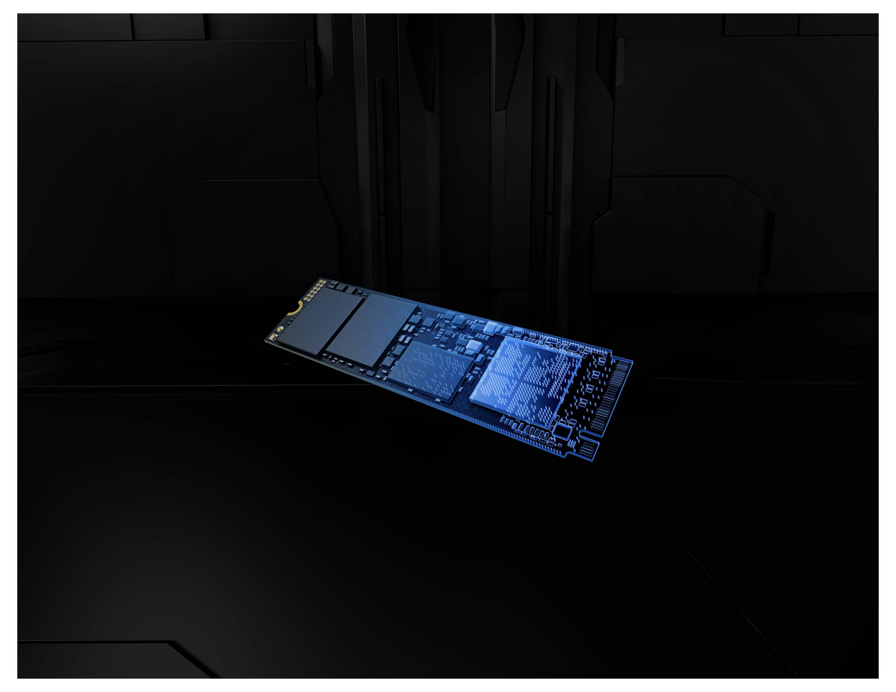 Modrá počítačová počítačová deska, pravděpodobně M.2 SSD, je zobrazena v tmavém prostředí a zdůrazňuje její kompaktní a elegantní design.