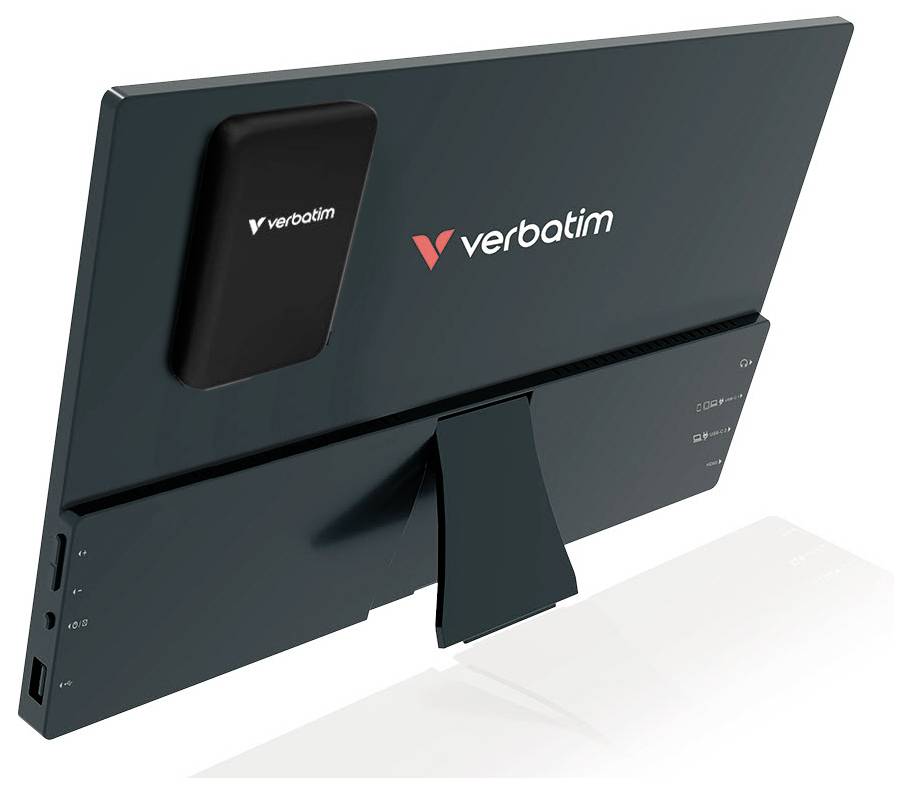Externí pevný disk Verbatim umístěný na zadní straně elegantního, moderního stojanu monitoru, který vyniká minimalistickým designem a efektivním využitím prostoru.