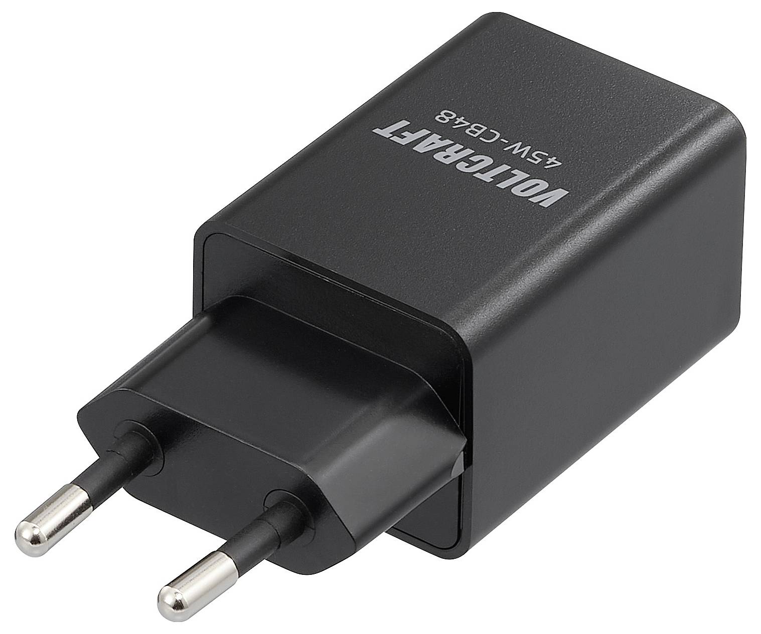 Černý síťový napájecí adaptér značky 'VOLTEART' se dvěma kulatými kolíky, zachycený v úhlu zobrazujícím jeho obdélníkový tvar a USB port.