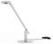 Elegantní moderní stolní lampa s nastavitelným ramenem a kruhovým LED světelným tělem, spočívající na kulatém podstavci, s napájecím kabelem vedeným za ní.