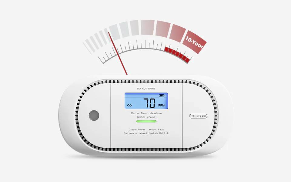 Alarm oxidu uhelnatého zobrazující '70 PPM' na displeji s indikátorem '10 let', který naznačuje životnost nebo záruku zařízení.