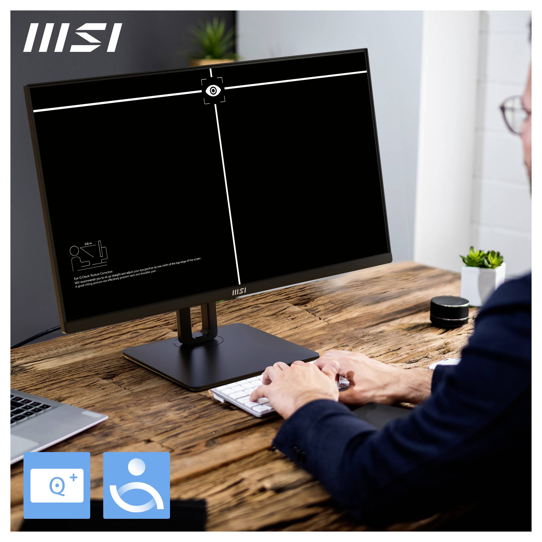 Osoba nastavuje sestavu s dvěma monitory na dřevěném stole. Jedna obrazovka zobrazuje ergonomické a přístupové ikony. Atmosféra je profesionální.