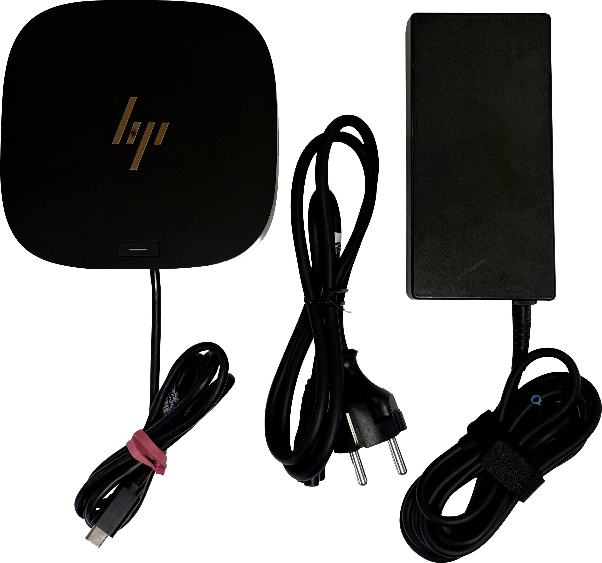 HP dokovací stanice s nabíjecím kabelem a napájecím adaptérem, vybavená konektorem USB-C a evropskou zástrčkou.