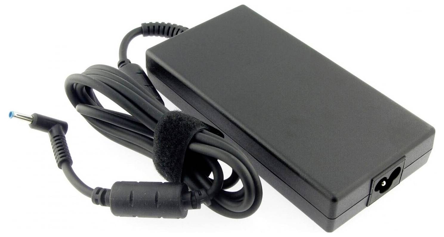 Černá nabíječka k notebooku s připojeným napájecím kabelem a standardní elektrickou zástrčkou, vhodná pro napájení kompatibilních notebooků.