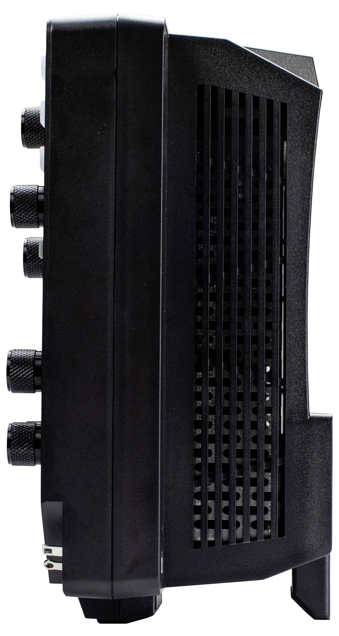 Boční pohled na černý elektronický přístroj s několika ovládacími knoflíky a větranou mřížkou.
