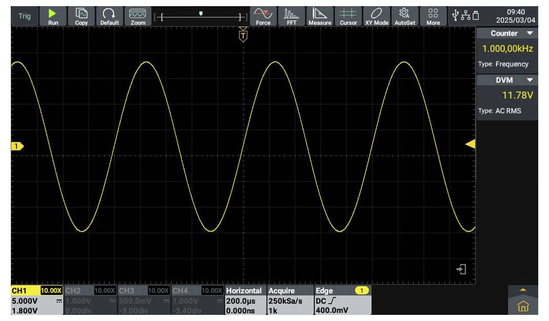 Osciloskopický displej zobrazující žlutou sinusovou vlnu o frekvenci 1 kHz a napětí 11,78 V. Datum měření: 2023/03/04.