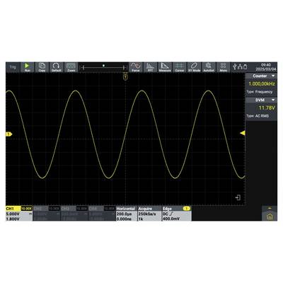 Osciloskopický displej zobrazující žlutou sinusovou vlnu o frekvenci 1 kHz a napětí 11,78 V. Datum měření: 2023/03/04.