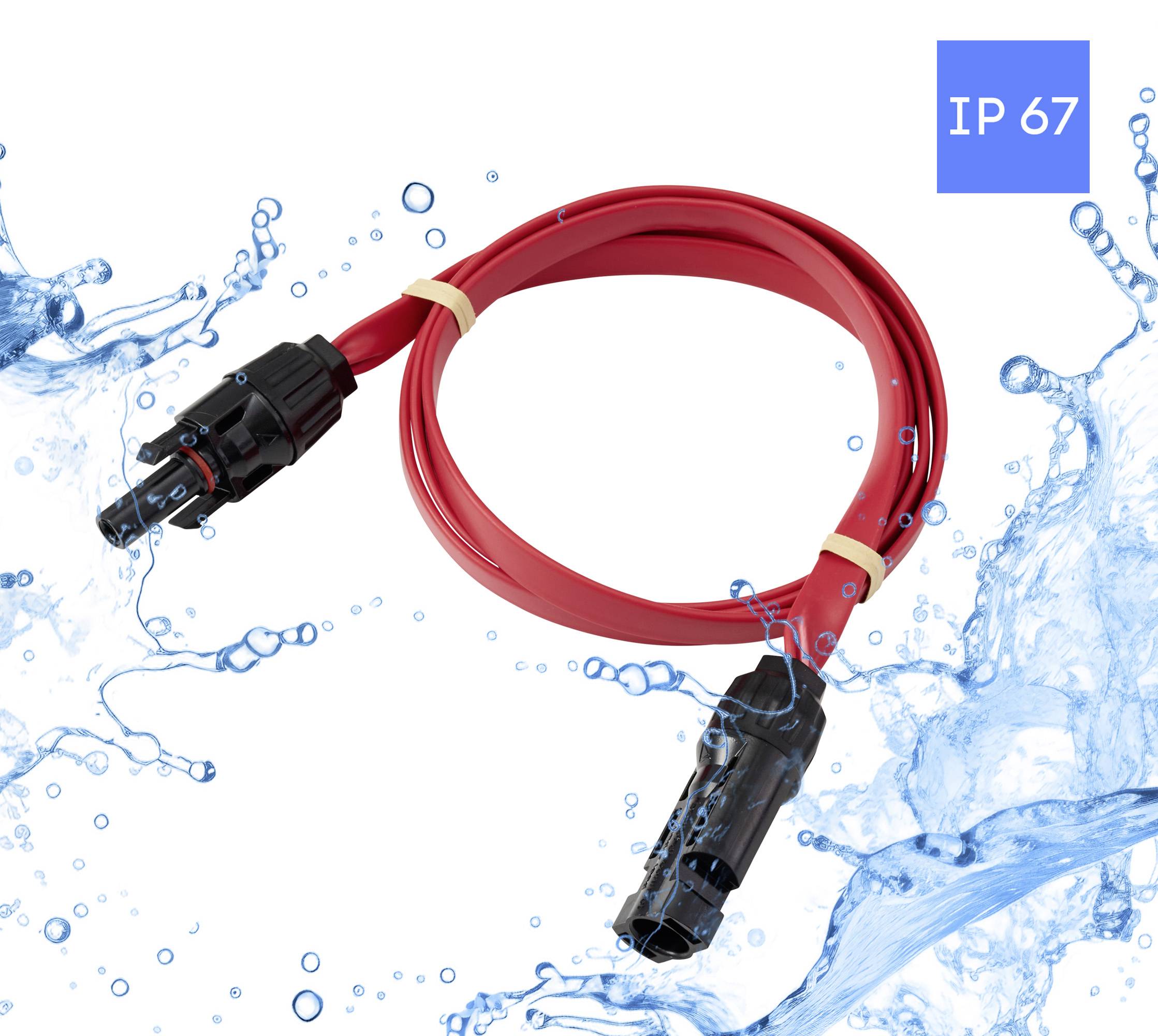 Červený vodotěsný kabel s černými konektory, s hodnocením IP67, obklopený vodními stříkanci, což naznačuje jeho odolnost proti vodě.