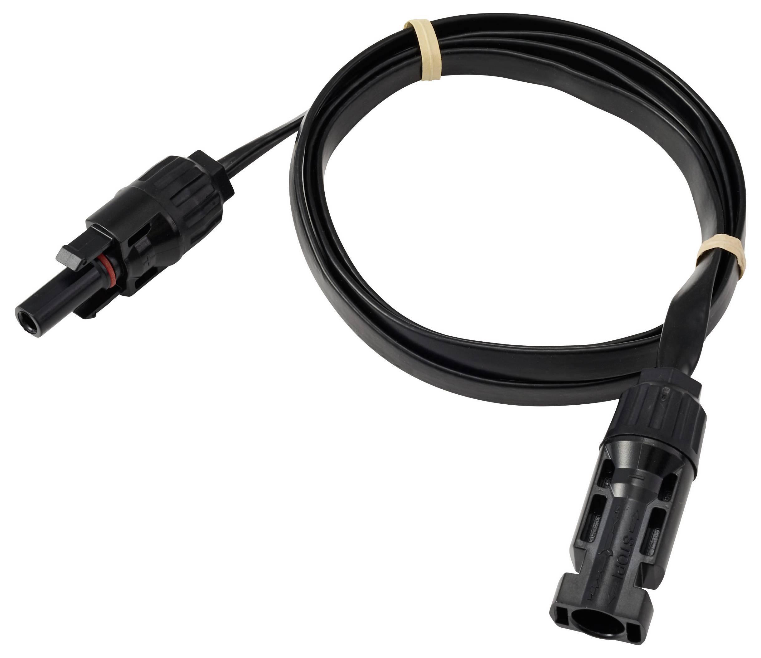 Černý elektrický kabel s konektory na obou koncích, používaný pro solární instalace, leží stočený na bílém pozadí.