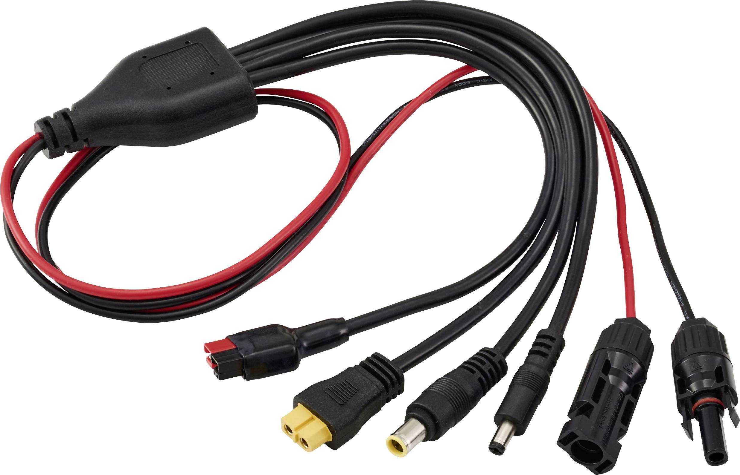 Svazek různých černých a červených kabelů s různými konektory, používaných pro elektronická připojení a napájení.