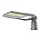 Elegantní moderní LED pouliční osvětlení s obdélníkovým, šikmo tvarovaným stínidlem a podpěrným sloupem, určené pro venkovní osvětlení.