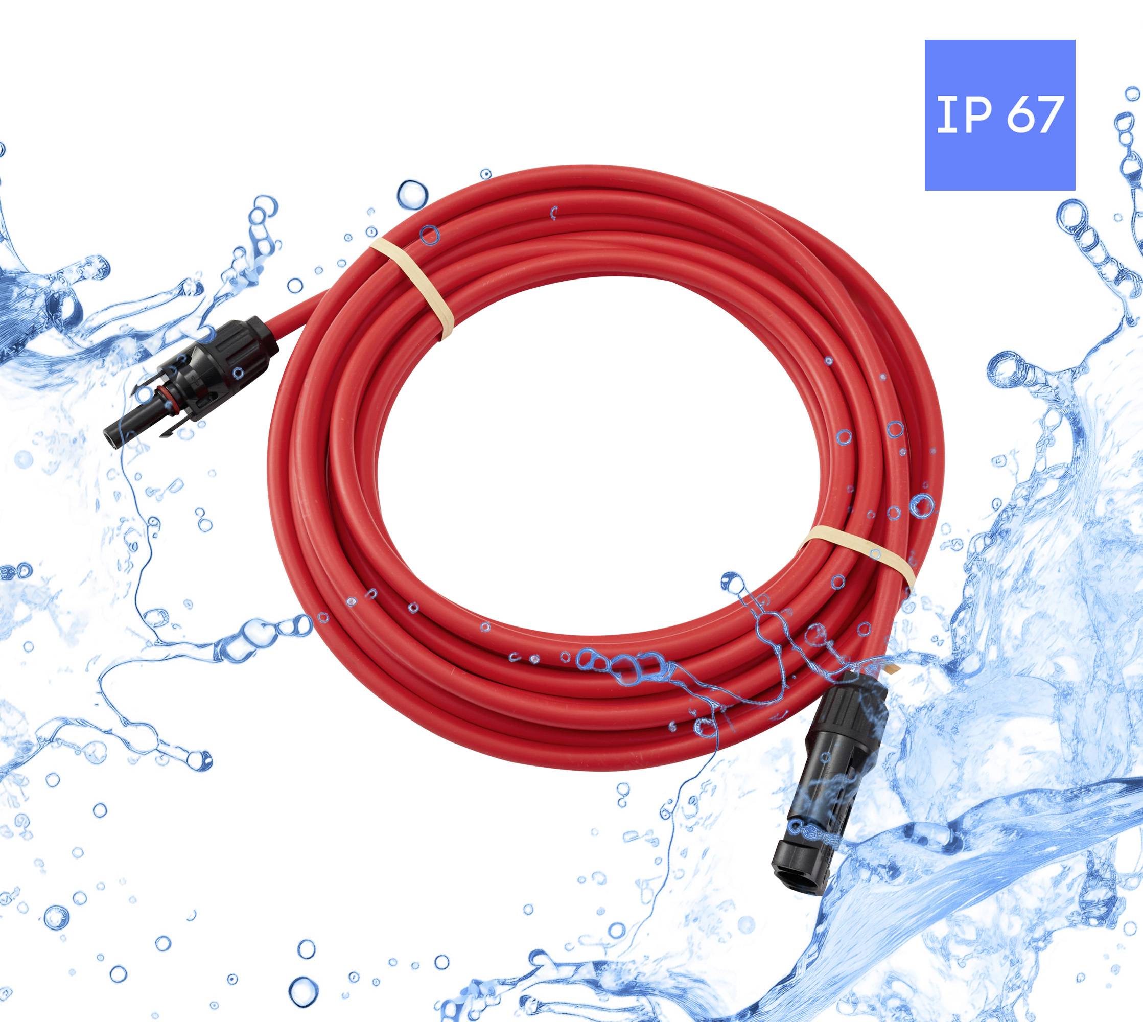 Červený kroucený kabel s konektory, označený štítkem "IP 67", obklopený stříkající vodou, což naznačuje odolnost proti vodě.