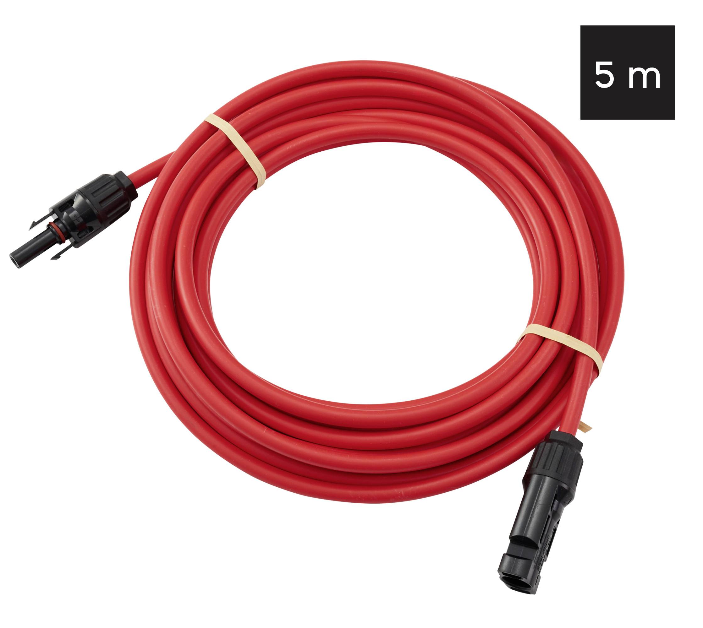 Červený elektrický kabel pečlivě smotaný do kruhu s konektory na obou koncích, v pravém horním rohu opatřený štítkem „5 m" označujícím jeho délku.