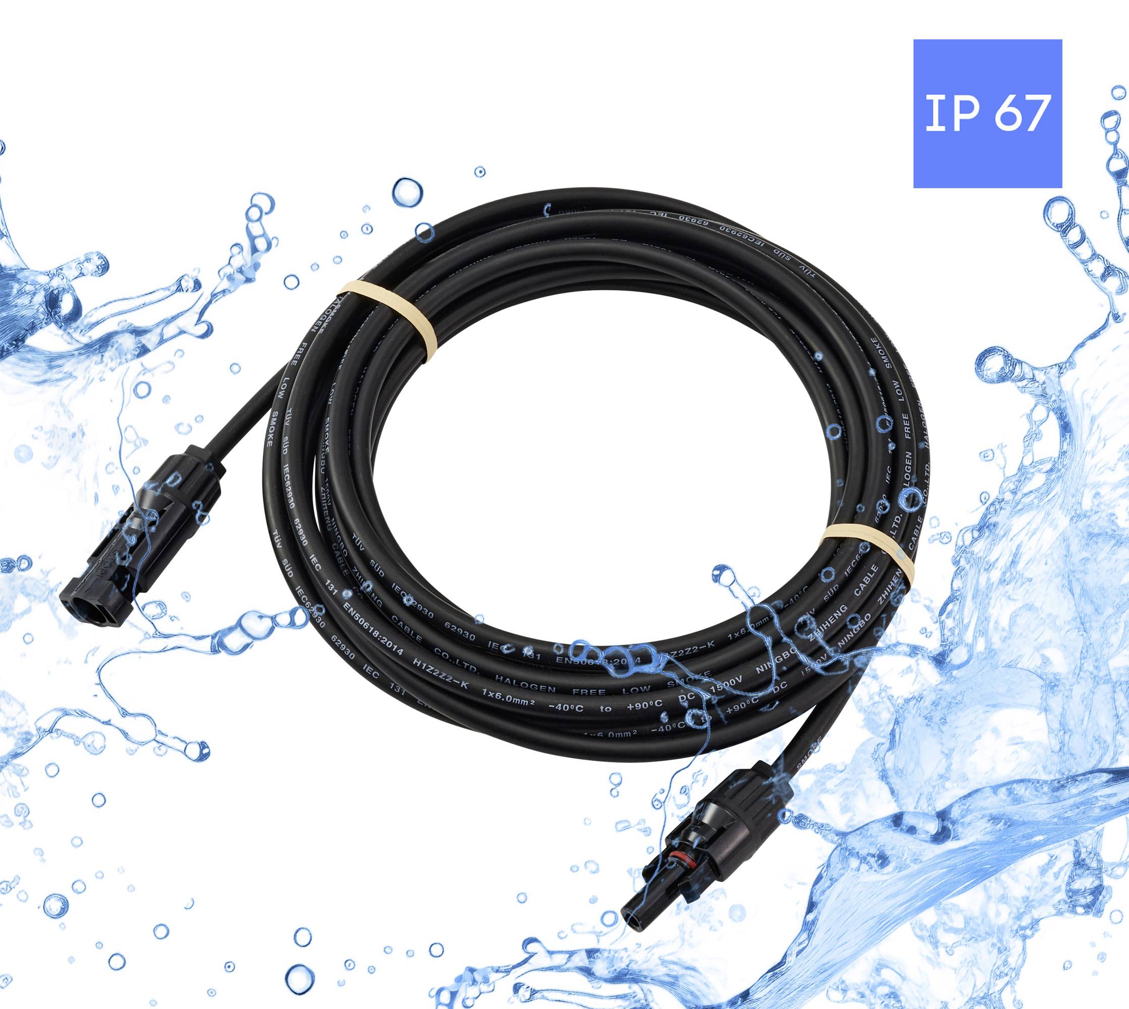 Černý stočený vodotěsný kabel s konektory, označený IP67, obklopený stříkanci vody, zdůrazňující odolnost a voděodolnost.