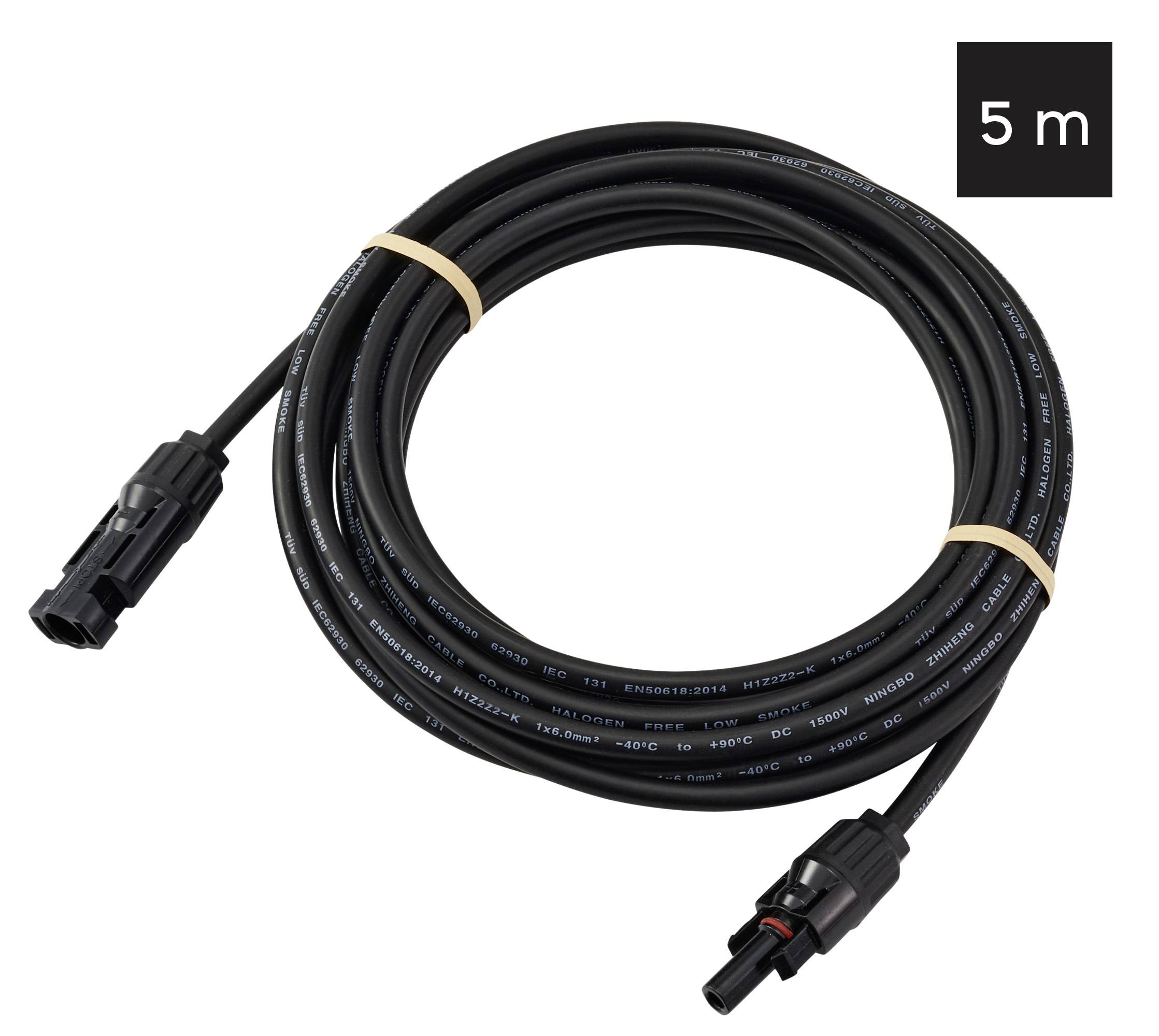 Černý elektrický kabel stočený do kruhu se dvěma konektory, zajištěný pásky. Štítek s nápisem '5 m' udává délku kabelu.
