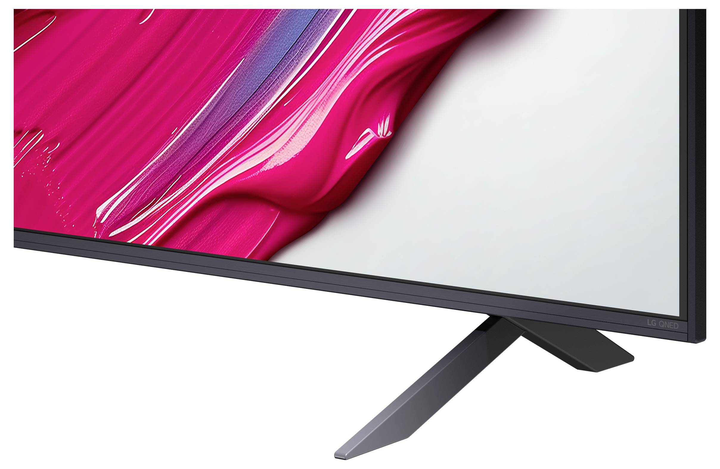 Detailní záběr moderního počítačového monitoru s úzkou lištou, zobrazující živý růžovo-bílý abstraktní design, umístěný na kovovém stojanu.