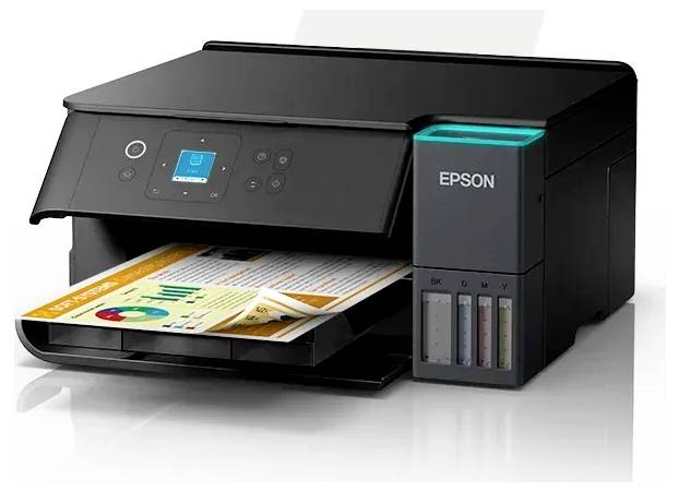 Černá tiskárna Epson na bílém pozadí, která tiskne barevný dokument s grafy a grafikony viditelnými na výtisku. Na straně jsou zobrazeny úrovně inkoustu.