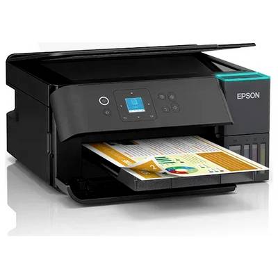 Černá tiskárna Epson s dotykovým displejem tiskne barevný dokument s grafy a textem, což naznačuje její víceúčelové využití.